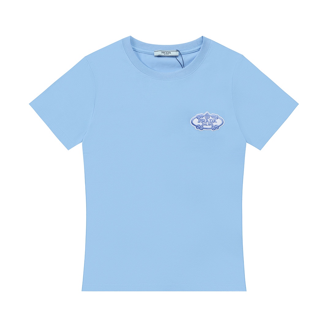 (Modelo de mujer) PRADA 2025 nuevo estilo bordado insignia logo, hombro y cintura, ajuste delgado, camiseta de manga co…