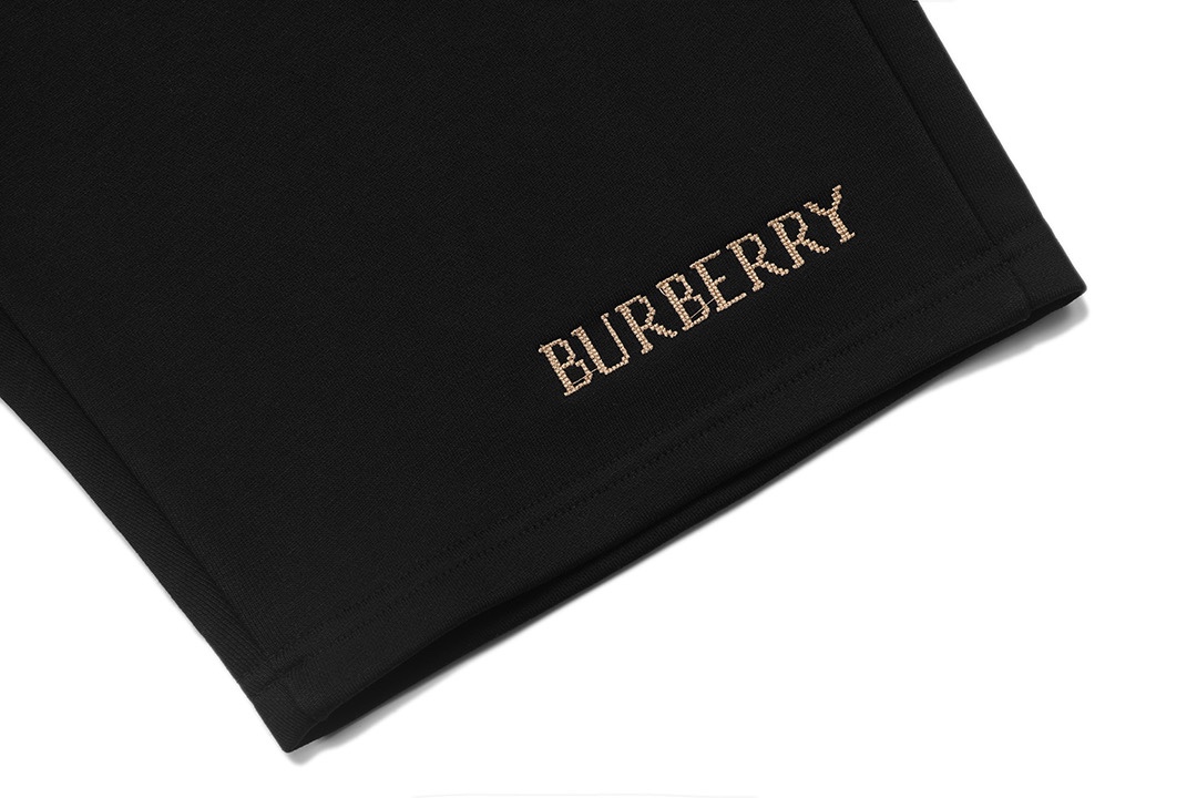P90 Burberry 巴宝莉 2025新款 轻奢主义 前幅颗粒刺绣字母logo 后口袋拼色十字绣战马 男女日常通勤穿搭必备 休闲短裤
·定制毛圈面料
·松紧+抽绳可调节裤
·内包边处理，无线头压力
·腰标吊牌洗水唛三标齐全
颜色：黑色
码数：S M L XL