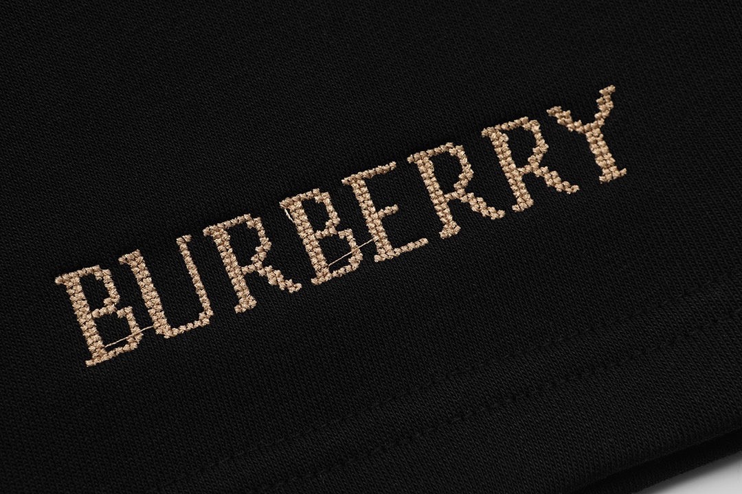 P90 Burberry 巴宝莉 2025新款 轻奢主义 前幅颗粒刺绣字母logo 后口袋拼色十字绣战马 男女日常通勤穿搭必备 休闲短裤
·定制毛圈面料
·松紧+抽绳可调节裤
·内包边处理，无线头压力
·腰标吊牌洗水唛三标齐全
颜色：黑色
码数：S M L XL