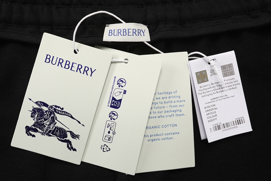 P90 Burberry 巴宝莉 2025新款 轻奢主义 前幅颗粒刺绣字母logo 后口袋拼色十字绣战马 男女日常通勤穿搭必备 休闲短裤
·定制毛圈面料
·松紧+抽绳可调节裤
·内包边处理，无线头压力
·腰标吊牌洗水唛三标齐全
颜色：黑色
码数：S M L XL