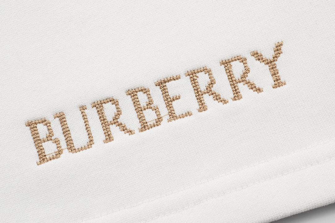 P90 Burberry 巴宝莉 2025新款 轻奢主义 前幅颗粒刺绣字母logo 后口袋拼色十字绣战马 男女日常通勤穿搭必备 休闲短裤
·定制毛圈面料
·松紧+抽绳可调节裤
·内包边处理，无线头压力
·腰标吊牌洗水唛三标齐全
颜色：白色
码数：S M L XL