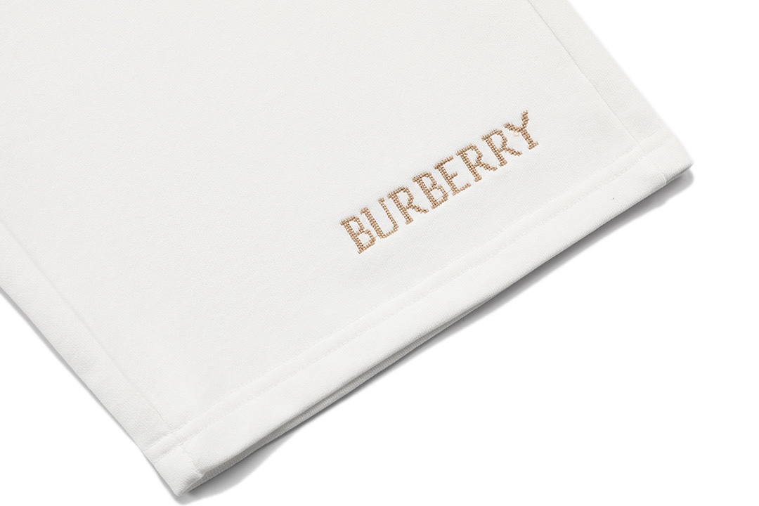 P90 Burberry 巴宝莉 2025新款 轻奢主义 前幅颗粒刺绣字母logo 后口袋拼色十字绣战马 男女日常通勤穿搭必备 休闲短裤
·定制毛圈面料
·松紧+抽绳可调节裤
·内包边处理，无线头压力
·腰标吊牌洗水唛三标齐全
颜色：白色
码数：S M L XL