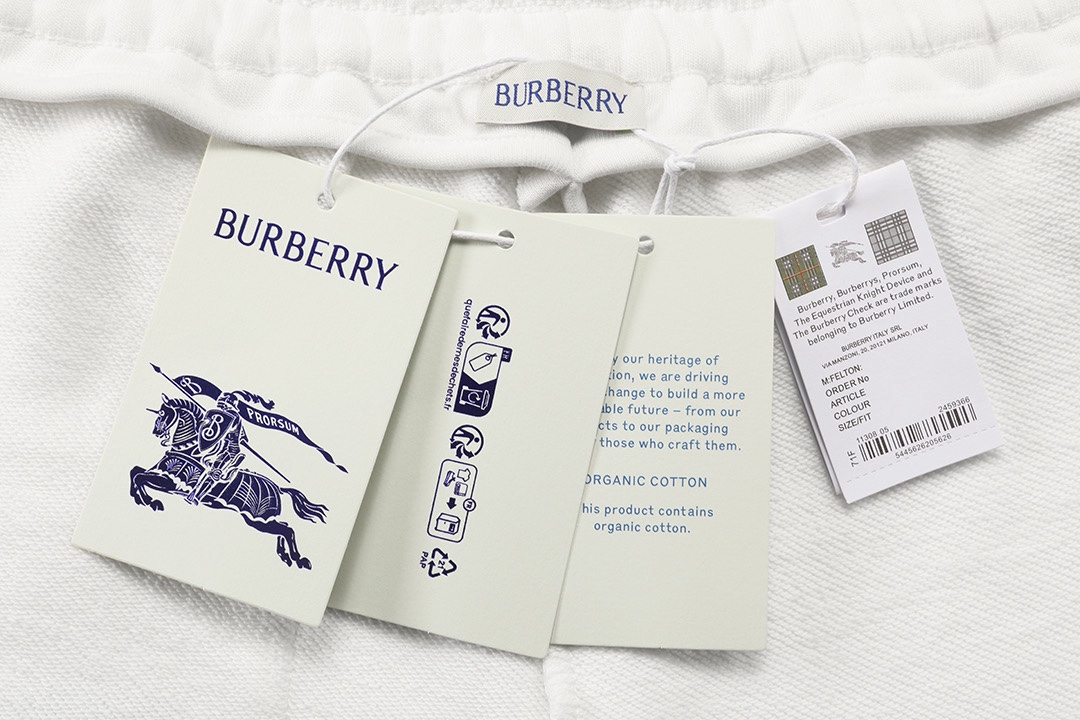 P90 Burberry 巴宝莉 2025新款 轻奢主义 前幅颗粒刺绣字母logo 后口袋拼色十字绣战马 男女日常通勤穿搭必备 休闲短裤
·定制毛圈面料
·松紧+抽绳可调节裤
·内包边处理，无线头压力
·腰标吊牌洗水唛三标齐全
颜色：白色
码数：S M L XL