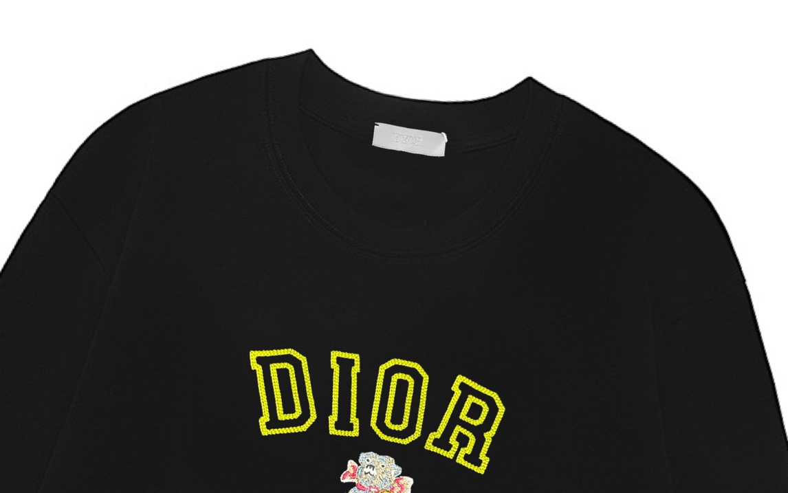 💰135 DIOR 迪奥 2025新款 轻奢主义 高密度十字绣字母logo 男女同款 长袖t恤
·定制300克100％双纱纯棉面料
·定染32支双股螺纹
·领标吊牌主唛三标齐全
颜色：黑色
尺码：XS S M L