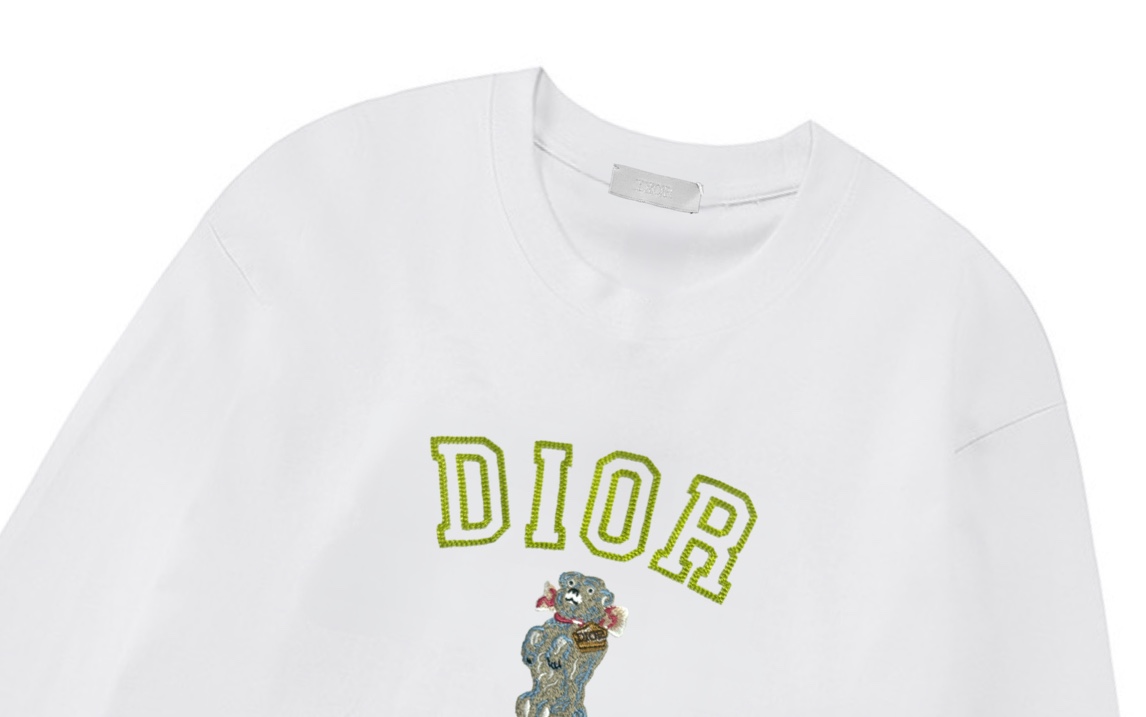 💰135 DIOR 迪奥 2025新款 轻奢主义 高密度十字绣字母logo 男女同款 长袖t恤
·定制300克100％双纱纯棉面料
·定染32支双股螺纹
·领标吊牌主唛三标齐全
颜色：白色
尺码：XS S M L