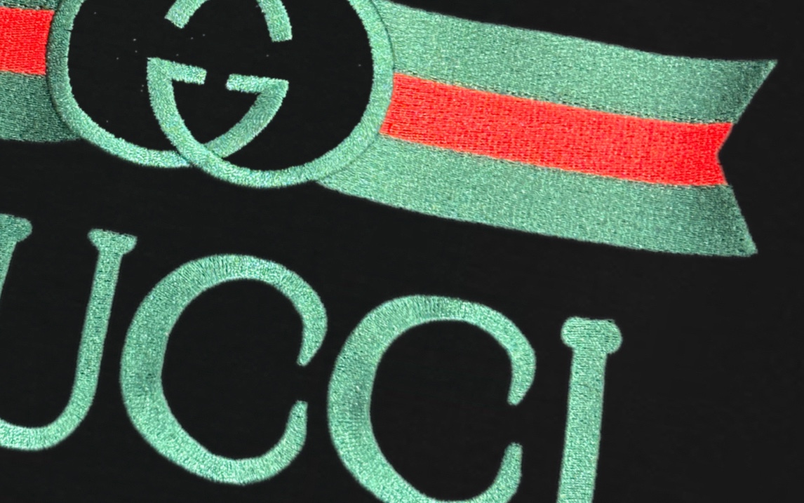 💰135 GUCCI 古驰 2025新款 轻奢主义 高密度双G腰带刺绣字母logo 男女同款 长袖t恤
·定制300克100％双纱纯棉面料
·定染32支双股螺纹
·领标吊牌主唛三标齐全
颜色：黑色
尺码：XS S M L