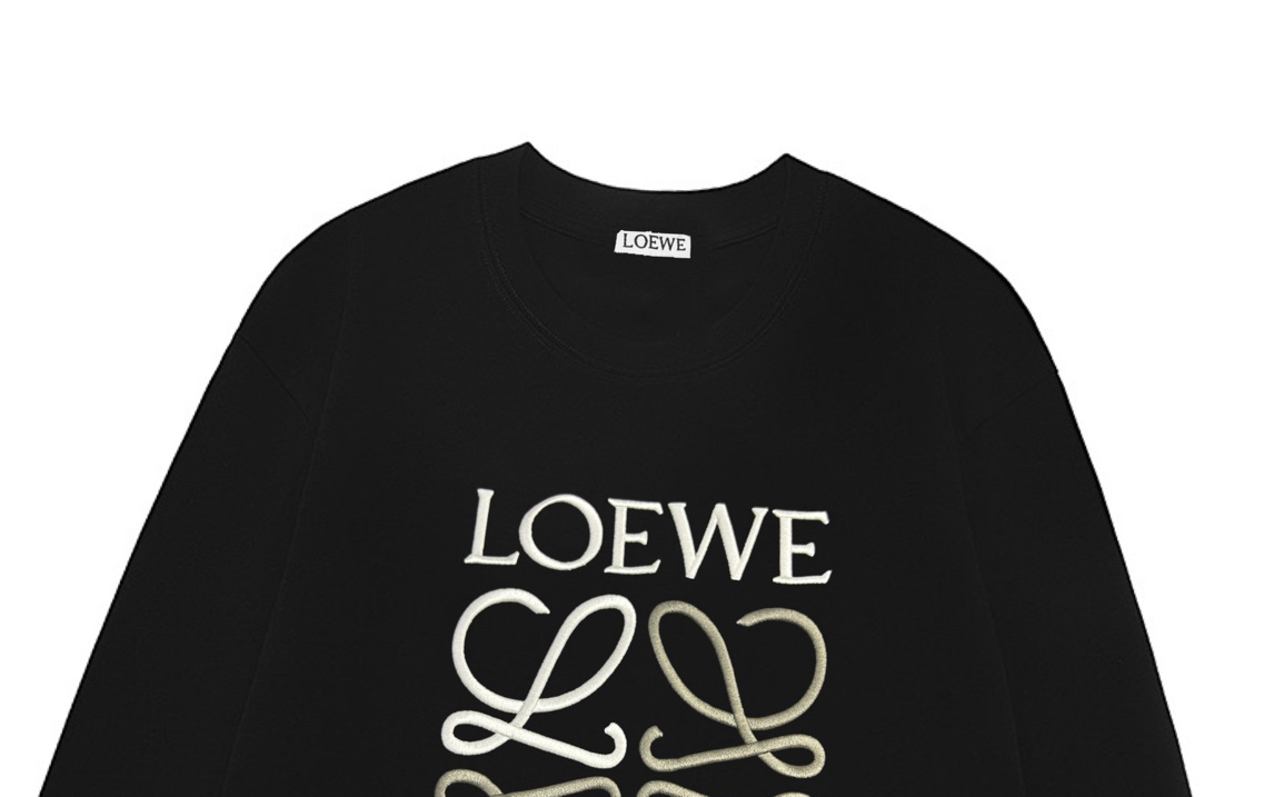 💰135 LOEWE 罗意威 2025新款 轻奢主义 高密度撞色刺绣字母logo 男女同款 长袖t恤
·定制300克100％双纱纯棉面料
·定染32支双股螺纹
·领标吊牌主唛三标齐全
颜色：黑色
尺码：XS S M L