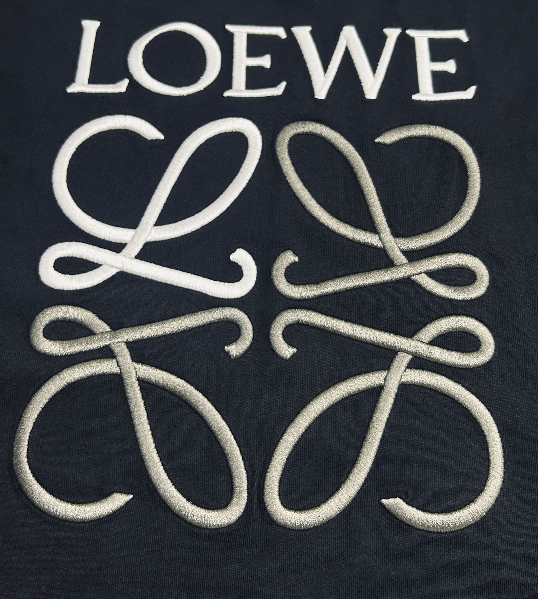 💰135 LOEWE 罗意威 2025新款 轻奢主义 高密度撞色刺绣字母logo 男女同款 长袖t恤
·定制300克100％双纱纯棉面料
·定染32支双股螺纹
·领标吊牌主唛三标齐全
颜色：黑色
尺码：XS S M L