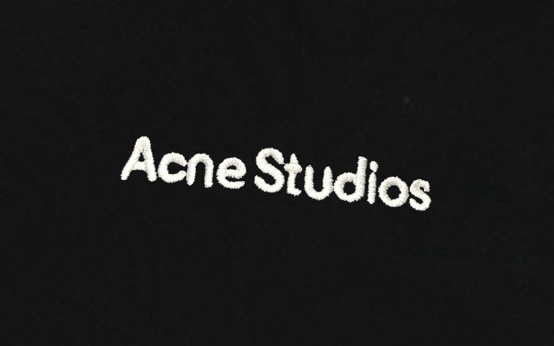 p140 Acne Studios 2025新款 高密度刺绣刺绣小字母logo 落肩OS版型 袋鼠口袋 男女同款 连帽卫衣
·定制430克重毛圈面料
·领标吊牌主唛三标齐全
颜色：黑色
尺码：XS S M L