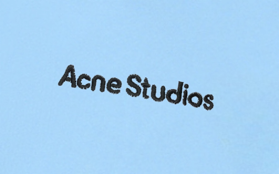 p140 Acne Studios 2025新款 高密度刺绣刺绣小字母logo 落肩OS版型 袋鼠口袋 男女同款 连帽卫衣
·定制430克重毛圈面料
·领标吊牌主唛三标齐全
颜色：蓝色
尺码：XS S M L