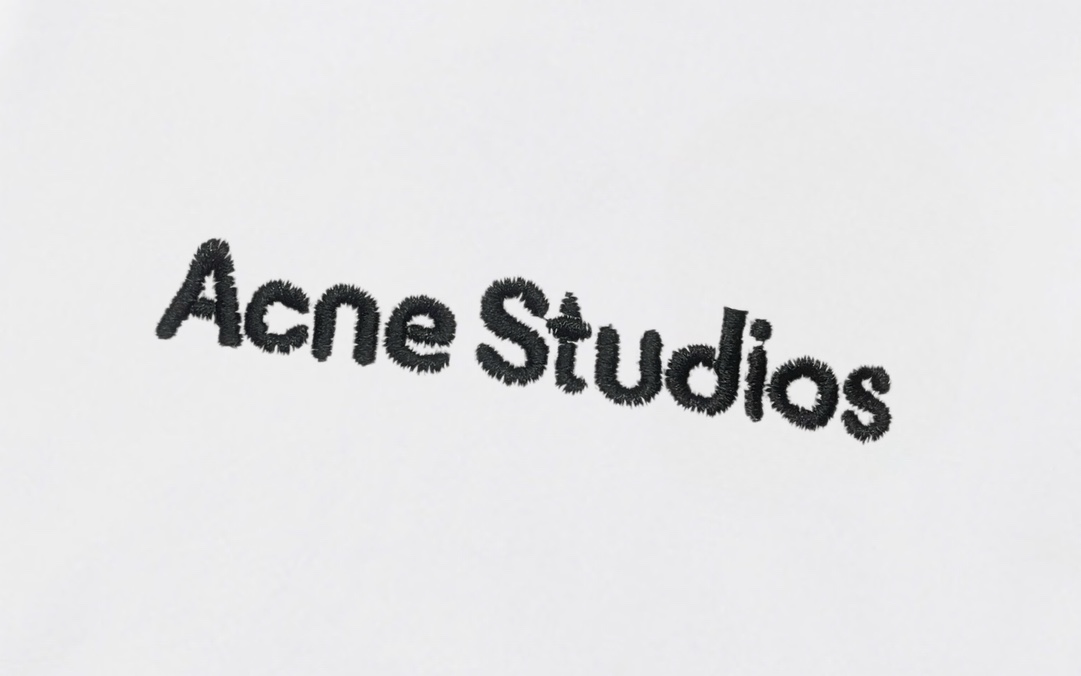 p140 Acne Studios 2025新款 高密度刺绣刺绣小字母logo 落肩OS版型 袋鼠口袋 男女同款 连帽卫衣
·定制430克重毛圈面料
·领标吊牌主唛三标齐全
颜色：白色
尺码：XS S M L