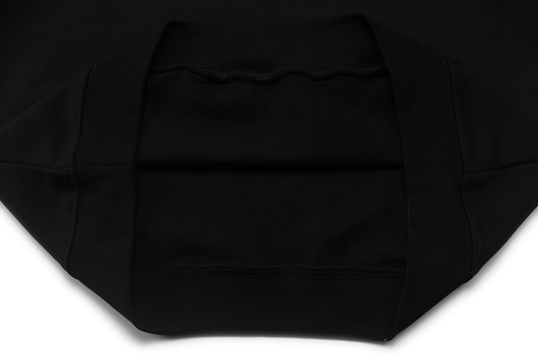 p140 Celine 赛琳 2025新款 数码喷印村落字母logo 落肩OS版型 袋鼠口袋 男女同款 连帽卫衣
·定制430克重毛圈面料
·领标吊牌主唛三标齐全
颜色：黑色
尺码：XS S M L