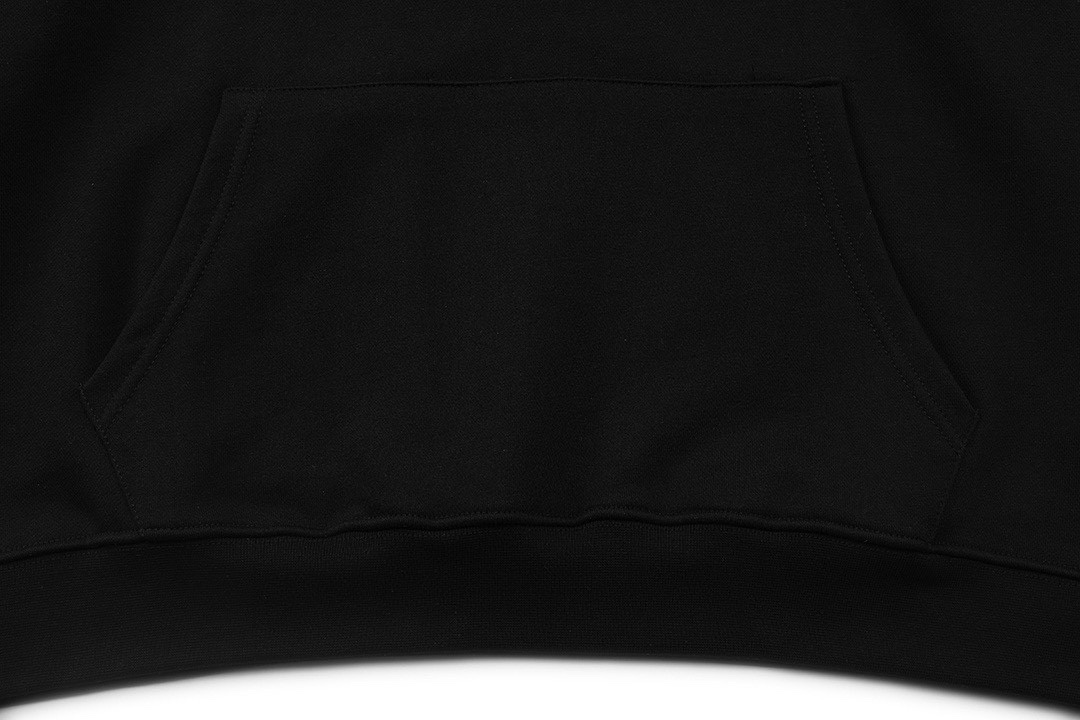 p140 Celine 赛琳 2025新款 数码喷印村落字母logo 落肩OS版型 袋鼠口袋 男女同款 连帽卫衣
·定制430克重毛圈面料
·领标吊牌主唛三标齐全
颜色：黑色
尺码：XS S M L