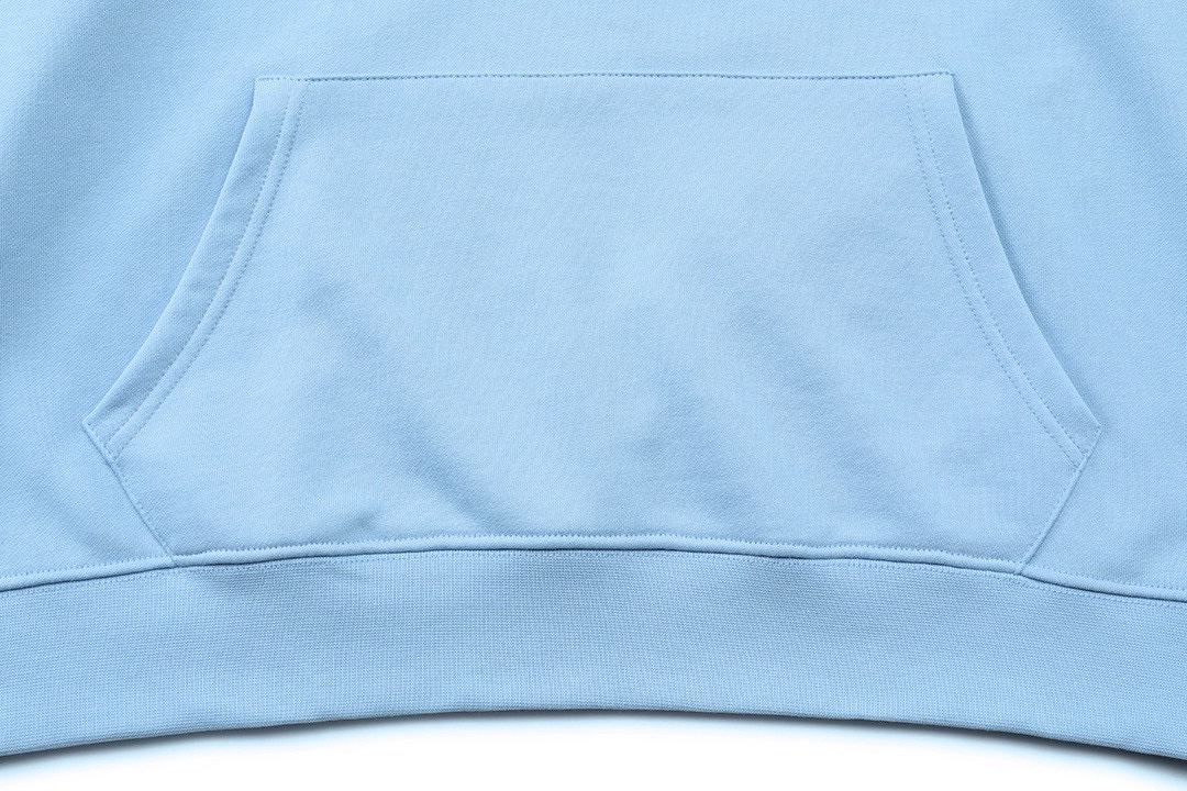p140 Celine 赛琳 2025新款 数码喷印村落字母logo 落肩OS版型 袋鼠口袋 男女同款 连帽卫衣
·定制430克重毛圈面料
·领标吊牌主唛三标齐全
颜色：蓝色
尺码：XS S M L
