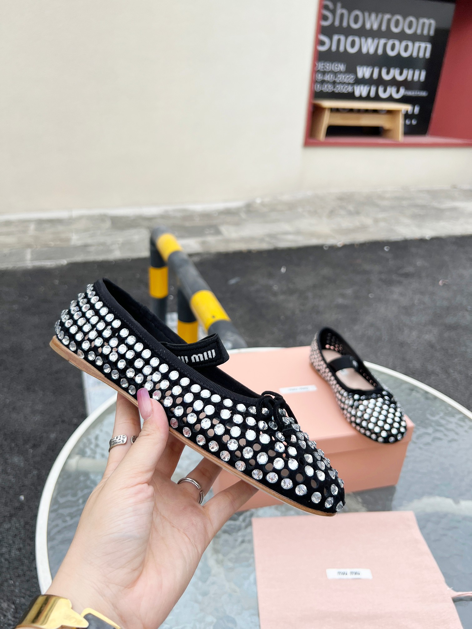 NO:233028,miu miu 2025 spring hollow diamond flat-sole shoes, color black sheep tiles, rice apricot color sheep tiles, fabric black, rice apricot color...imported sheep velvet outsole with the same leather outsole as the original Diamond white and mineral gold Size: 35-40 (40 sizes customized, no return or exchange) P, ballet shoes, miumiu, sheep, Leather soles19860909miu miu2025春季 镂空烫钻平底单鞋, 颜色黑色羊猄、米杏色羊猄 面料黑色、米杏色…进口羊猄绒 大底与原版一样的真皮大底 钻石白色和矿金色 码数:35-40（40码定制,不退不换）  P,芭蕾舞鞋,miumiu,sheep,Leather soles,Women's Shoes