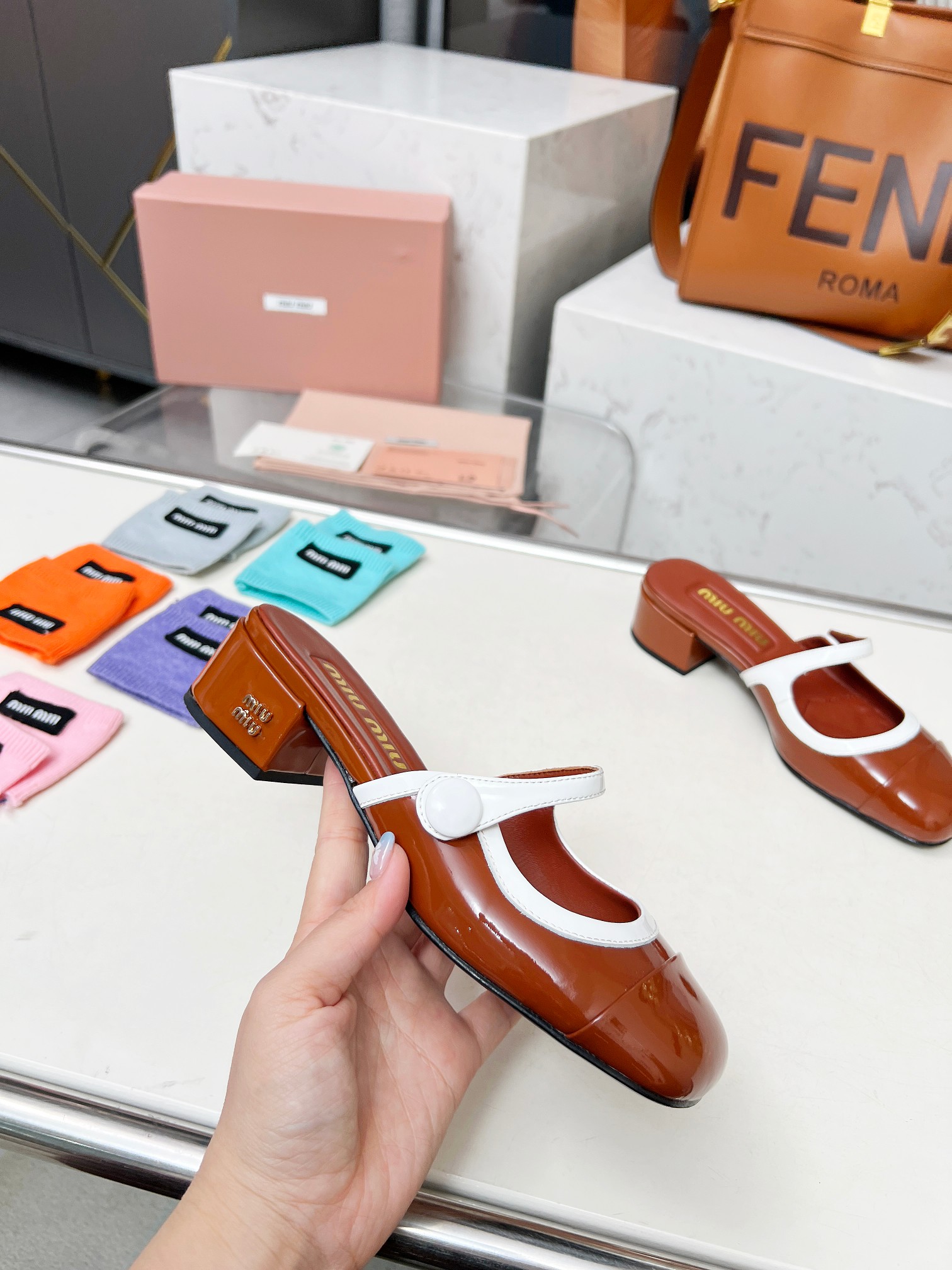 NO:233022,2025 miumiu early spring single shoes, Mary Zhen thick heel splicing women's single shoes imported fabric soft cow patent leather inner imported grain sheepskin outsole original imported genuine leather outsole color black patent leather, apricot patent leather, white patent leather, caramel patent leather Heel height 4.5cm Size 35-39 (40 and 41 sizes customized, non-return or exchange) P, Mary Zhen, miumiu, mary jane, sheepskin, Leather soles198609092025年miumiu早春单鞋,玛丽珍粗跟 拼接 女单鞋 面料进口软牛漆皮 內里进口粒面羊皮里 大底原版进口真皮大底 颜色黑色漆皮、杏色漆皮、 白色漆皮 、焦糖色漆皮 跟高4.5cm 码数35-39码（40和41码订做、不退不换） P,玛丽珍,miumiu,mary jane,sheepskin,Leather soles,Women's Shoes