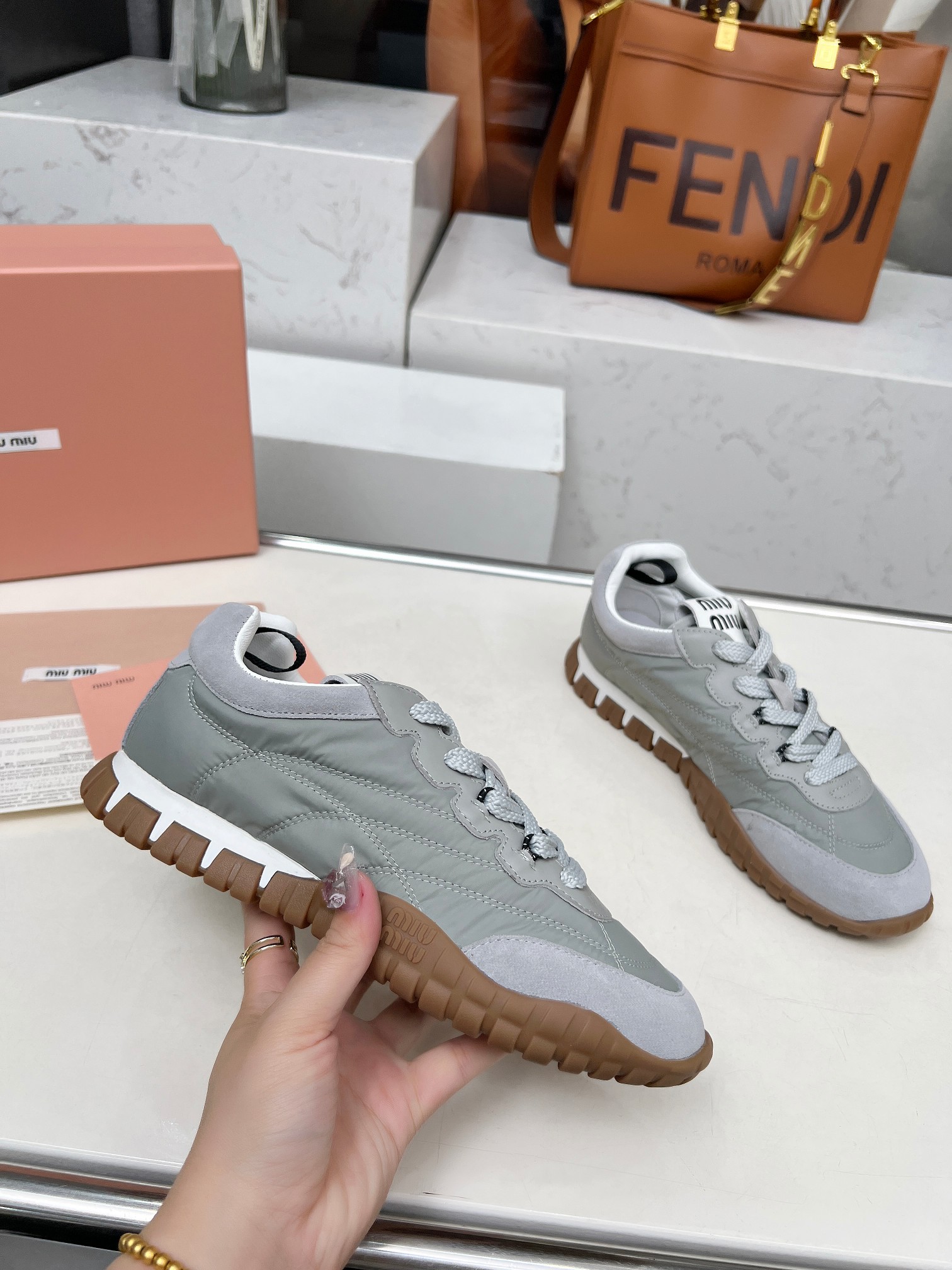 NO:233019,miu miu 2025 early spring casual sports shoes, Ma Lizhen rubber, sports fabric spliced ​​leather, comfortable sports four-season shoes Fabric cowhide   beef tiles   spliced ​​casual fabric Lining cowhide large sole original board mold Four colors white, gray, yellow, military green Size 35-40 sizes (40 sizes customized), casual shoes/sports shoes, miumiu, sneakers, cowhide19860909miu miu 2025早春休闲运动鞋,马丽珍橡筋,运动布料拼接皮革,舒适的运动四季鞋  面料牛皮 牛猄 拼接休闲布  里料牛皮里 大底原板开模 四个颜色白色、灰色、黄色、军绿色 码数35-40码（40码定制）,休闲鞋/运动鞋,miumiu,sneakers,cowhide,Women's Shoes