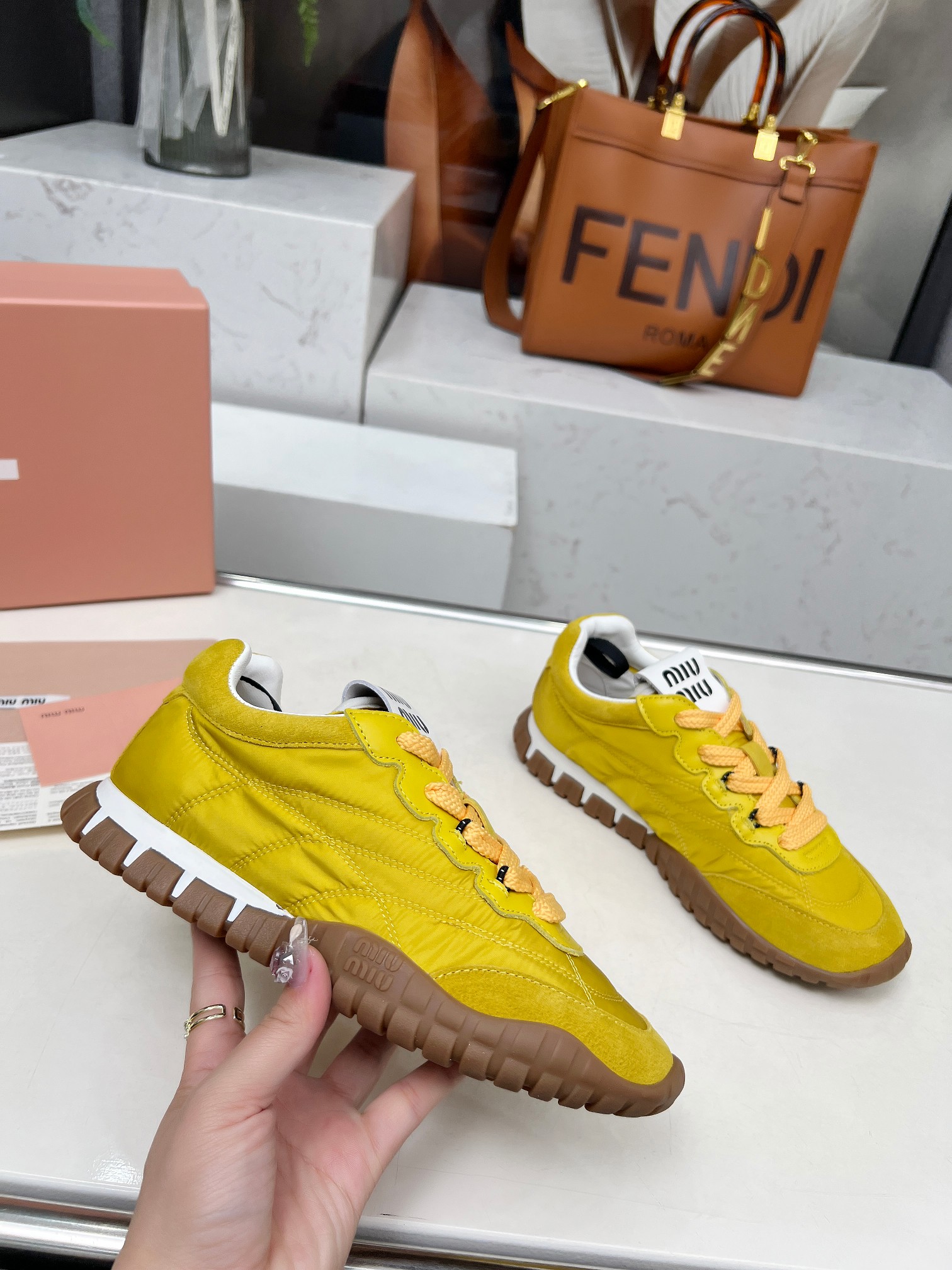 NO:233021,miu miu 2025 early spring casual sports shoes, Banglai sports fabric spliced ​​leather, comfortable sports four-season shoes Fabric cowhide   beef tiles   spliced ​​casual fabric Lining cowhide lining original board mold Four colors white, gray, yellow, military green Size 35-40 sizes (40 sizes customized), casual shoes/sports shoes, miumiu, sneakers, cowhide19860909miu miu 2025早春休闲运动鞋,邦带运动布料拼接皮革,舒适的运动四季鞋  面料牛皮 牛猄 拼接休闲布  里料牛皮里 大底原板开模 四个颜色白色、灰色、黄色、军绿色 码数35-40码（40码定制）,休闲鞋/运动鞋,miumiu,sneakers,cowhide,Women's Shoes