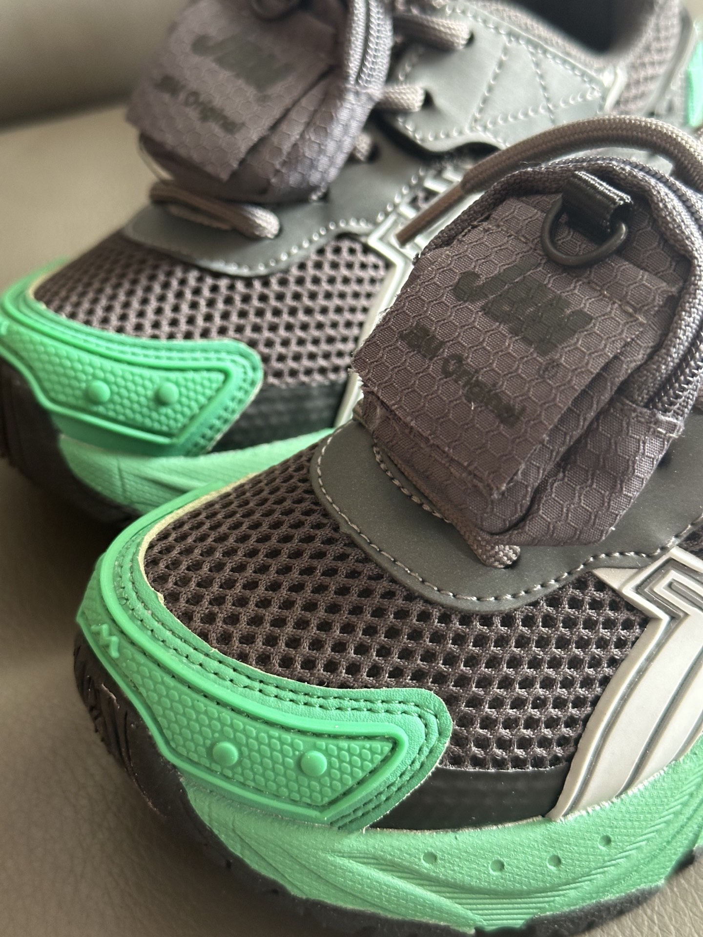 图片[8]-正品潮牌系列  亚瑟士GEL- Kahana V3同款童鞋28-37 太潮了，很多时尚达人上脚，鞋带处还有可拆卸的个性小书包，简直不要太好看了哦！ 限量版，手慢无❗️-选品中心