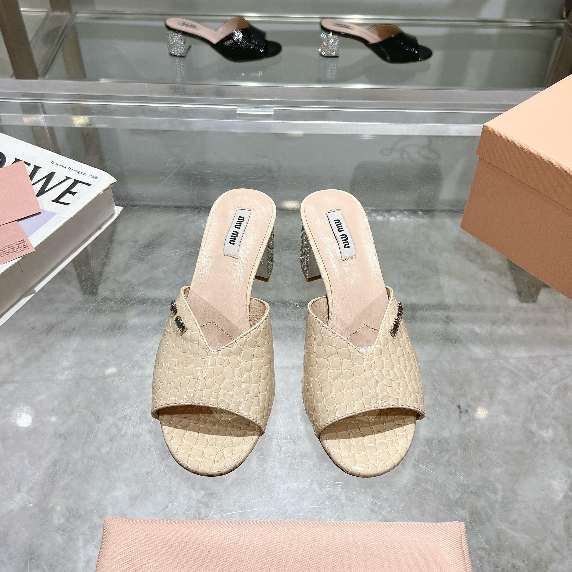 NO:234448,Miumiu2025ss Spring and Summer New Heels Patent Leather Sandals and Slippers Top Version —————————— Zp Development Original Disassembly, Rhombus, Snap, Snap, Snap, Snap, Snap, Snap, Snap, Snap, Snap, Snap, Snap, Snap, Snap, Snap, Snap, Snap, Snap, Snap, Snap, Snap, Snap, Snap, Snap, Snap, Snap, Snap, Snap, Snap, Snap, Snap, Snap, Snap, Snap, Snap, Snap, Snap, Snap, Snap, Snap, Snap, Snap, Snap, Snap, Snap, Snap, Snap, Snap, Snap, Snap, S  Super soft and glutinous, super comfortable!  Heel height 5.5 shoe face version diamond patent leather sole Italian leather outsole size 35-41. (41 custom made), slippers, miumiu, sandals, slippers, Leather soles19860909miumiu2025ss春夏新款跟鞋漆皮凉鞋拖鞋 顶级版本  ————————— Zp开发 原版拆卸 对版菱格纹 秒杀市面普通版本,miumiu真的太少女啦！超级软糯 舒适度超高！ 跟高5.5 鞋面对版菱格漆皮 鞋底意大利真皮大底 码数35-41.（41定做）,拖鞋,miumiu,sandals,slippers,Leather soles,Women's Shoes