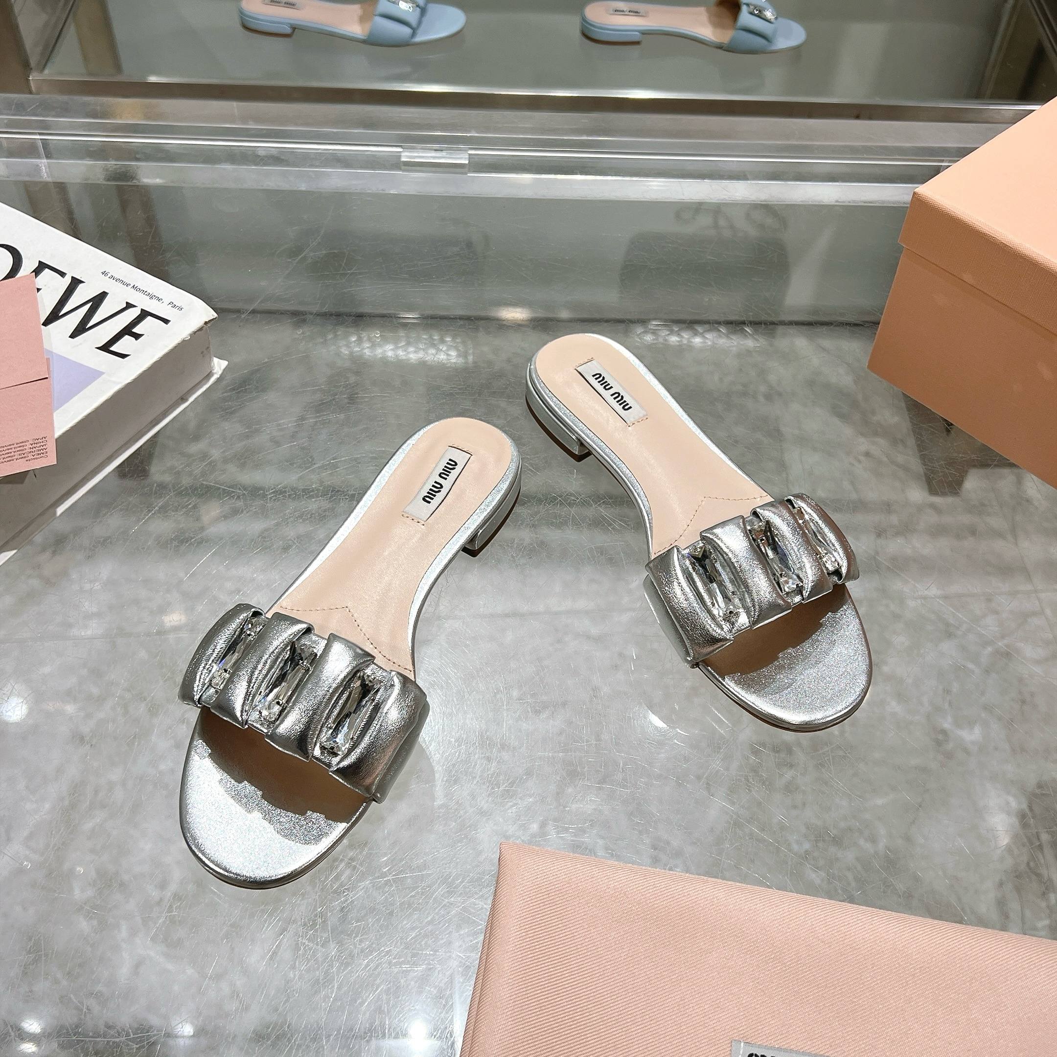 NO:246952,MiuMiu Miu Miu Miu 2025 new diamond-inlaid flip flops, sweet and salty Meow Girl. The simple design upper adds a lot of girlish heart to this sandals. Original 11 development, major stars, Internet celebrities, skin-friendly and soft, must-have for summer. The upper surface is diamond-inlaid and has a sense of luxury. The fabric is completely suitable for the soft little sheepskin!  Imported leather sole from Italy!  Heel height 1cm Size: 35-41 (41 custom made without return or replacement), slippers, miumiu, slippers, sheepskin, Leather soles19860909MiuMiu谬谬2025春夏新款镶钻一字拖鞋 可甜可盐的喵喵女孩 简约设计的鞋面给这款凉拖增添不少少女心. 原版 11开发,各大明星 网红的热爱款 ,亲肤柔软夏季必备款 鞋面外表镶钻贵气感十足 面料完全对版的柔软小绵羊皮！ 意大利进口真皮大底！ 跟高1cm 码数:35-41（41定做不退不换),拖鞋,miumiu,slippers,sheepskin,Leather soles,Women's Shoes