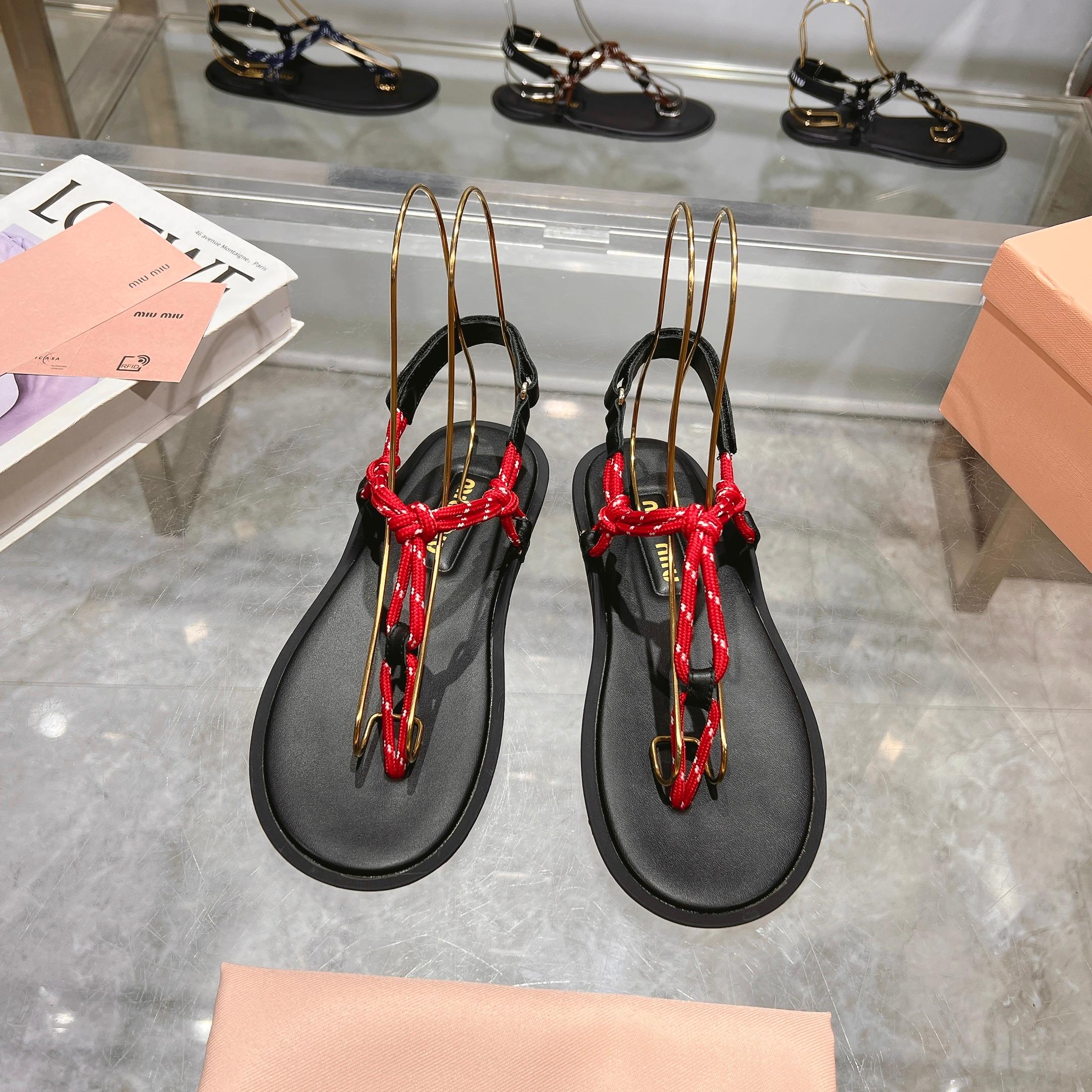 NO:234446,MiuMiu*Miu/25 summer new product, the world's hottest clip-toe sandals, appeared on the covers of major fashion magazines·used by celebrities and bloggers from all walks of life~matched with long skirts, upper cowhide/rope, inner sheepskin inner size 35-41 (full set of packaging), split-toe shoes, miumiu, sandals, skirts, cowhide, sheepskin19860909MiuMiu*缪缪/25夏季新品,全球最火夹趾凉鞋, 出现在各大时装杂志封面·各路明星、小红书博主着用～搭配长裙 鞋面牛皮/绳子 内里羊皮内里 码数35-41（全套包装）,分趾鞋,miumiu,sandals,skirts,cowhide,sheepskin,Women's Shoes