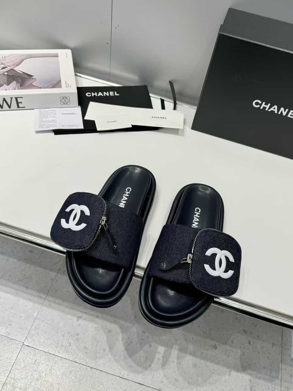 NO:232548,.chanel Xiaoxiang 2025 hit, embossed logo, embossed sandals. This model Pool Pillow Comfort flat sandals are made of technical fabrics, reinterpreted with high-frequency imprinting technology. Monogram pattern. Soft padded uppers are paired with adjustable Velcro, and comfortable and tough insoles add harmonious color. Size 35-43 (customized for 41, 42, 43), slippers, chanel, slippers19860909.chanel小香2025爆款 浮雕logo 压花 凉拖鞋 本款 Pool Pillow Comfort 平底凉拖取材科技织物,以高频压印技术重绎 Monogram 图案.柔软加垫鞋面搭配可调节魔术贴,舒适韧性鞋垫再添和谐色彩 码数35-43（41,42,43定做）,拖鞋,chanel,slippers,Women's Shoes