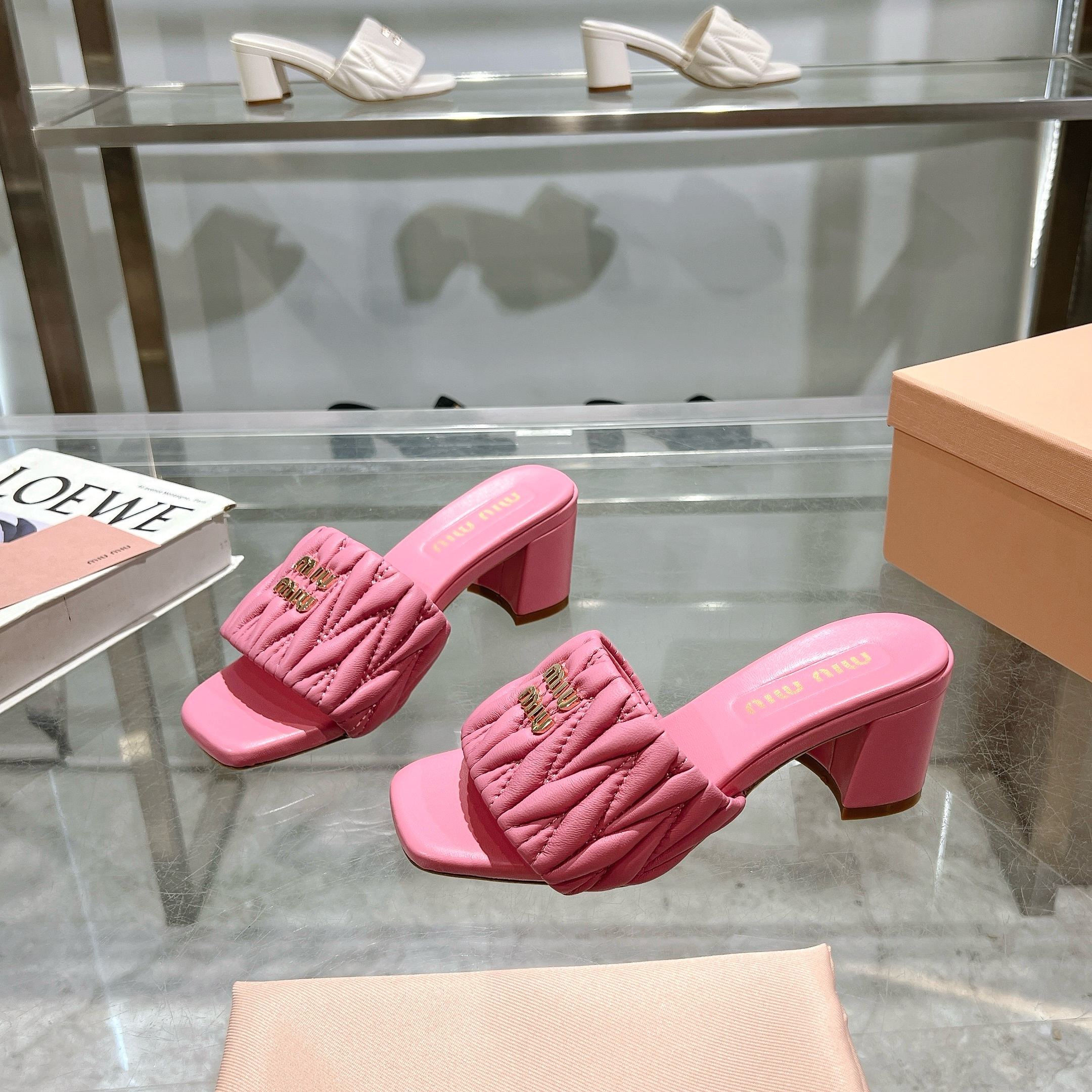 NO:246955,Miumiu2025ss Spring and Summer New High Heeled Lambskin Sandals and Slippers Top Version —————————— Zp Development Original Disassembly, Rhombus, Snap, Snap, Snap, Snap, Snap, Snap, Snap, Snap, Snap, Snap, Snap, Snap, Snap, Snap, Snap, Snap, Snap, Snap, Snap, Snap, Snap, Snap, Snap, Snap, Snap, Snap, Snap, Snap, Snap, Snap, Snap, Snap, Snap, Snap, Snap, Snap, Snap, Snap, Snap, Snap, Snap, Snap, Snap, Snap, Snap, Snap, Snap, Snap, Snap,  The lambskin is super soft and glutinous, and the comfort is super high!  Shoe face version diamond lambskin sole Italian leather outsole Heel height 5.5 Size 35-41. Slippers, miumiu, sandals, slippers, sheepskin, Leather soles19860909miumiu2025ss春夏新款高跟底小羊皮凉鞋拖鞋 顶级版本  ————————— Zp开发 原版拆卸 对版菱格纹 秒杀市面普通版本,miumiu真的太少女啦！小羊皮超级软糯 舒适度超高！ 鞋面对版菱格小羊皮 鞋底意大利真皮大底 跟高5.5 码数35-41.,拖鞋,miumiu,sandals,slippers,sheepskin,Leather soles,Women's Shoes