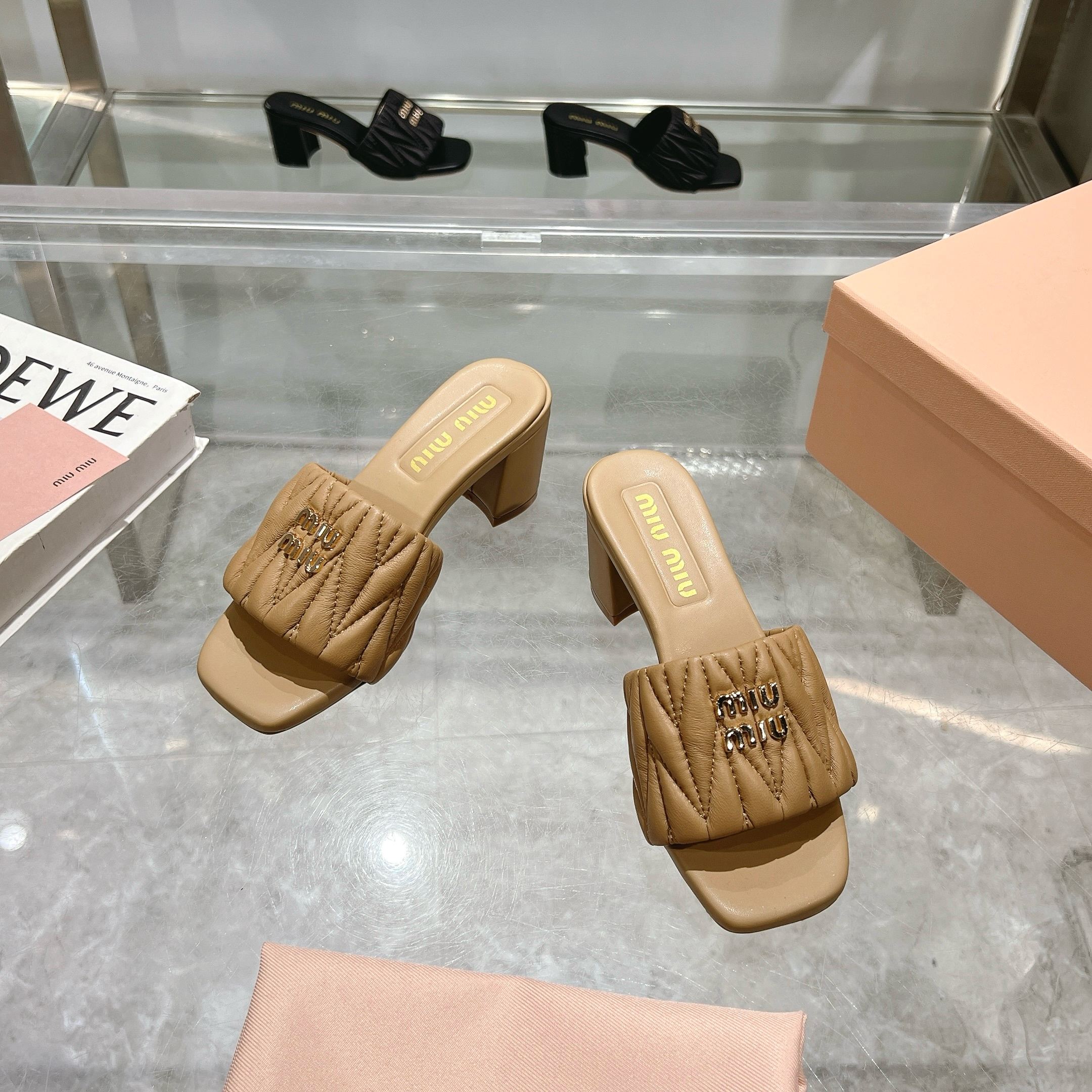 NO:231347,Miumiu2025ss Spring and Summer New High Heeled Lambskin Sandals and Slippers Top Version —————————— Zp Development Original Disassembly, Rhombus, Snap, Snap, Snap, Snap, Snap, Snap, Snap, Snap, Snap, Snap, Snap, Snap, Snap, Snap, Snap, Snap, Snap, Snap, Snap, Snap, Snap, Snap, Snap, Snap, Snap, Snap, Snap, Snap, Snap, Snap, Snap, Snap, Snap, Snap, Snap, Snap, Snap, Snap, Snap, Snap, Snap, Snap, Snap, Snap, Snap, Snap, Snap, Snap, Snap,  The lambskin is super soft and glutinous, and the comfort is super high!  Shoe face version diamond lambskin sole Italian leather outsole Heel height 5.5 Size 35-41. Slippers, miumiu, sandals, slippers, sheepskin, Leather soles19860909miumiu2025ss春夏新款高跟底小羊皮凉鞋拖鞋 顶级版本  ————————— Zp开发 原版拆卸 对版菱格纹 秒杀市面普通版本,miumiu真的太少女啦！小羊皮超级软糯 舒适度超高！ 鞋面对版菱格小羊皮 鞋底意大利真皮大底 跟高5.5 码数35-41.,拖鞋,miumiu,sandals,slippers,sheepskin,Leather soles,Women's Shoes