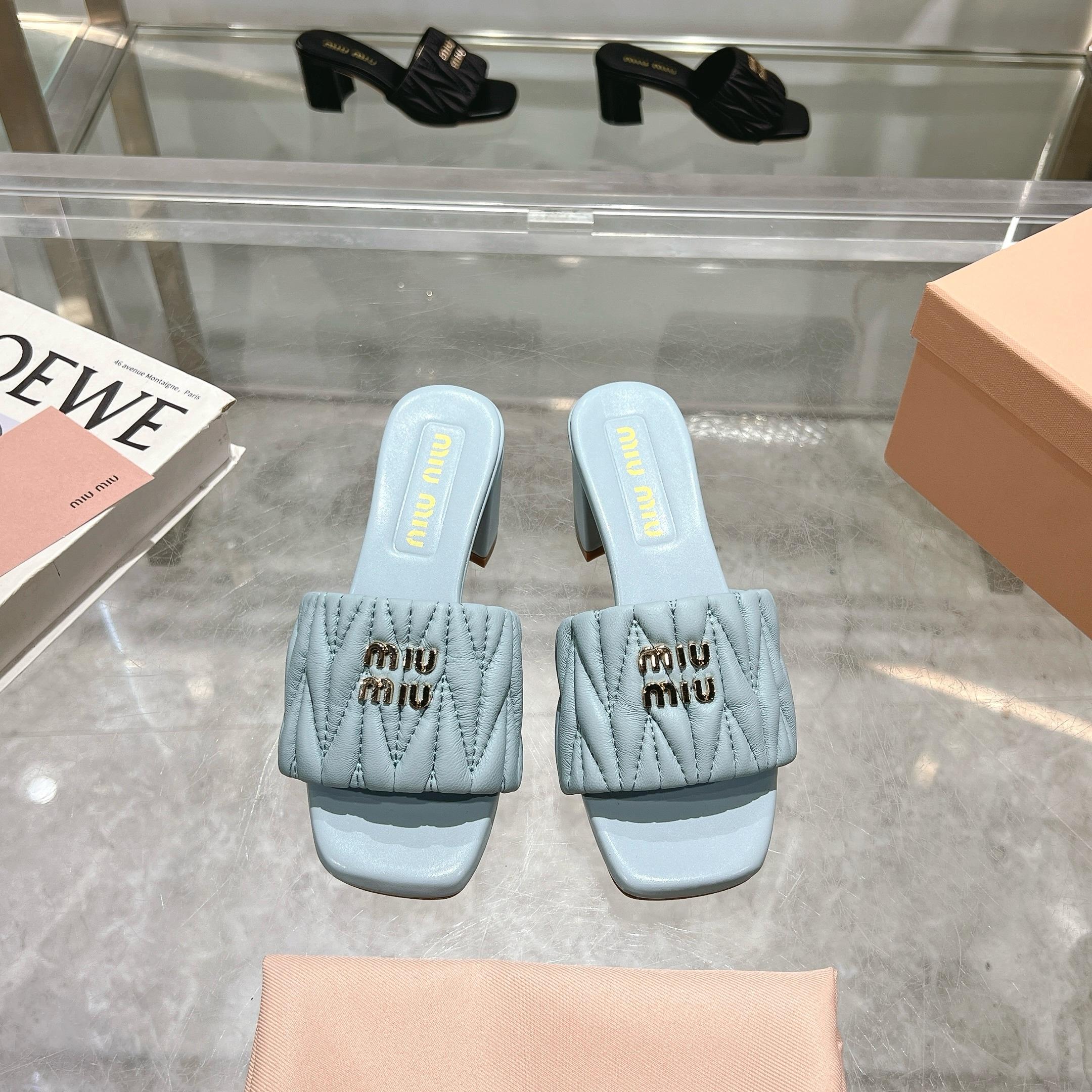 NO:233414,Miumiu2025ss Spring and Summer New High Heeled Lambskin Sandals and Slippers Top Version —————————— Zp Development Original Disassembly, Rhombus, Snap, Snap, Snap, Snap, Snap, Snap, Snap, Snap, Snap, Snap, Snap, Snap, Snap, Snap, Snap, Snap, Snap, Snap, Snap, Snap, Snap, Snap, Snap, Snap, Snap, Snap, Snap, Snap, Snap, Snap, Snap, Snap, Snap, Snap, Snap, Snap, Snap, Snap, Snap, Snap, Snap, Snap, Snap, Snap, Snap, Snap, Snap, Snap, Snap,  The lambskin is super soft and glutinous, and the comfort is super high!  Shoe face version diamond lambskin sole Italian leather outsole Heel height 5.5 Size 35-41. Slippers, miumiu, sandals, slippers, sheepskin, Leather soles19860909miumiu2025ss春夏新款高跟底小羊皮凉鞋拖鞋 顶级版本  ————————— Zp开发 原版拆卸 对版菱格纹 秒杀市面普通版本,miumiu真的太少女啦！小羊皮超级软糯 舒适度超高！ 鞋面对版菱格小羊皮 鞋底意大利真皮大底 跟高5.5 码数35-41.,拖鞋,miumiu,sandals,slippers,sheepskin,Leather soles,Women's Shoes