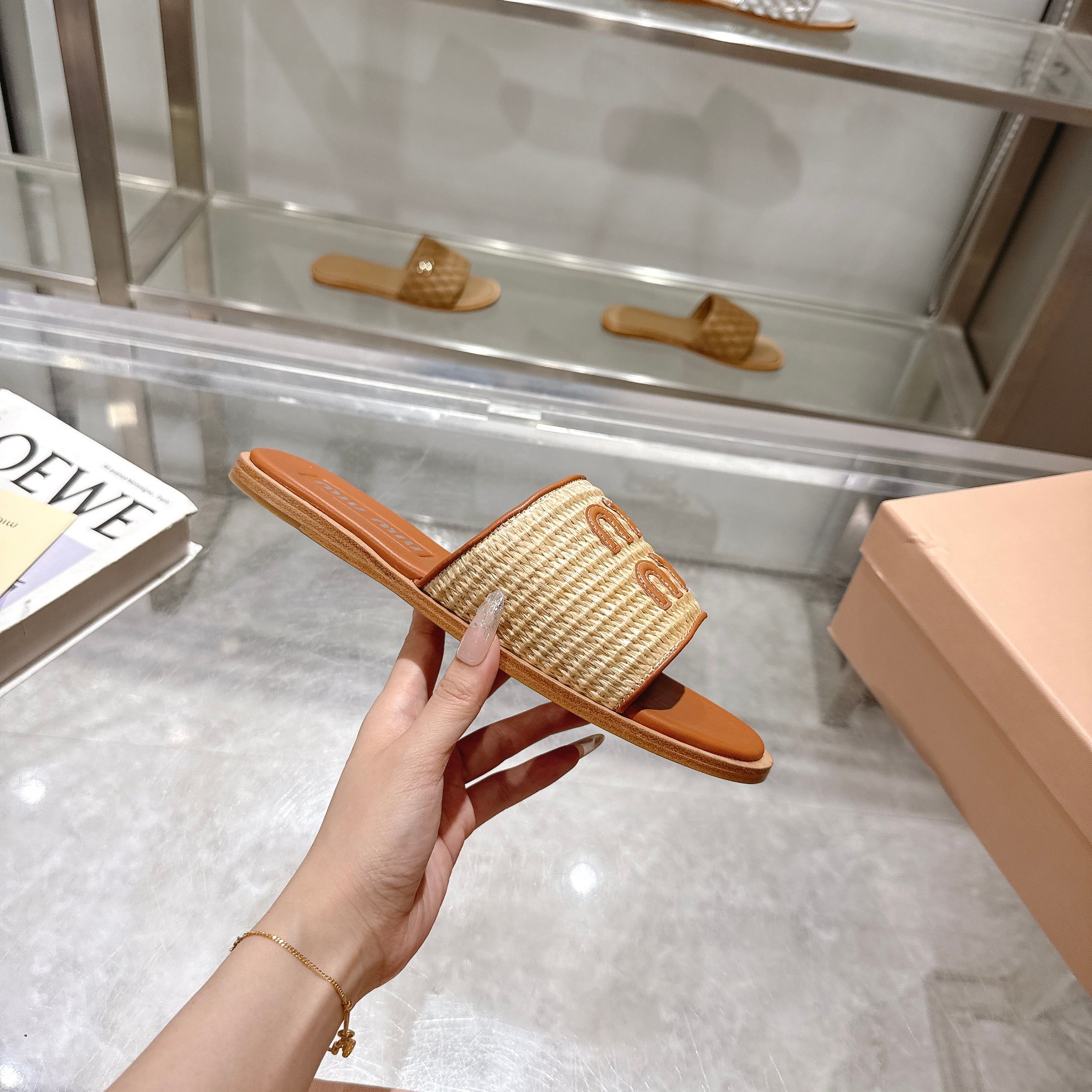 NO:241387,Miumiu2025ss Spring and Summer New High Heeled Lambskin Sandals and Slippers Top Version —————————— Zp Development Original Disassembly, Rhombus, Snap, Snap, Snap, Snap, Snap, Snap, Snap, Snap, Snap, Snap, Snap, Snap, Snap, Snap, Snap, Snap, Snap, Snap, Snap, Snap, Snap, Snap, Snap, Snap, Snap, Snap, Snap, Snap, Snap, Snap, Snap, Snap, Snap, Snap, Snap, Snap, Snap, Snap, Snap, Snap, Snap, Snap, Snap, Snap, Snap, Snap, Snap, Snap, Snap,  The lambskin is super soft and glutinous, and the comfort is super high!  Shoe face version diamond braided sole Italian leather outsole Heel height 5.5 Size 35-41. Slippers, miumiu, sandals, slippers, sheepskin, Leather soles19860909miumiu2025ss春夏新款高跟底小羊皮凉鞋拖鞋 顶级版本  ————————— Zp开发 原版拆卸 对版菱格纹 秒杀市面普通版本,miumiu真的太少女啦！小羊皮超级软糯 舒适度超高！ 鞋面对版菱格编织 鞋底意大利真皮大底 跟高5.5 码数35-41.,拖鞋,miumiu,sandals,slippers,sheepskin,Leather soles,Women's Shoes