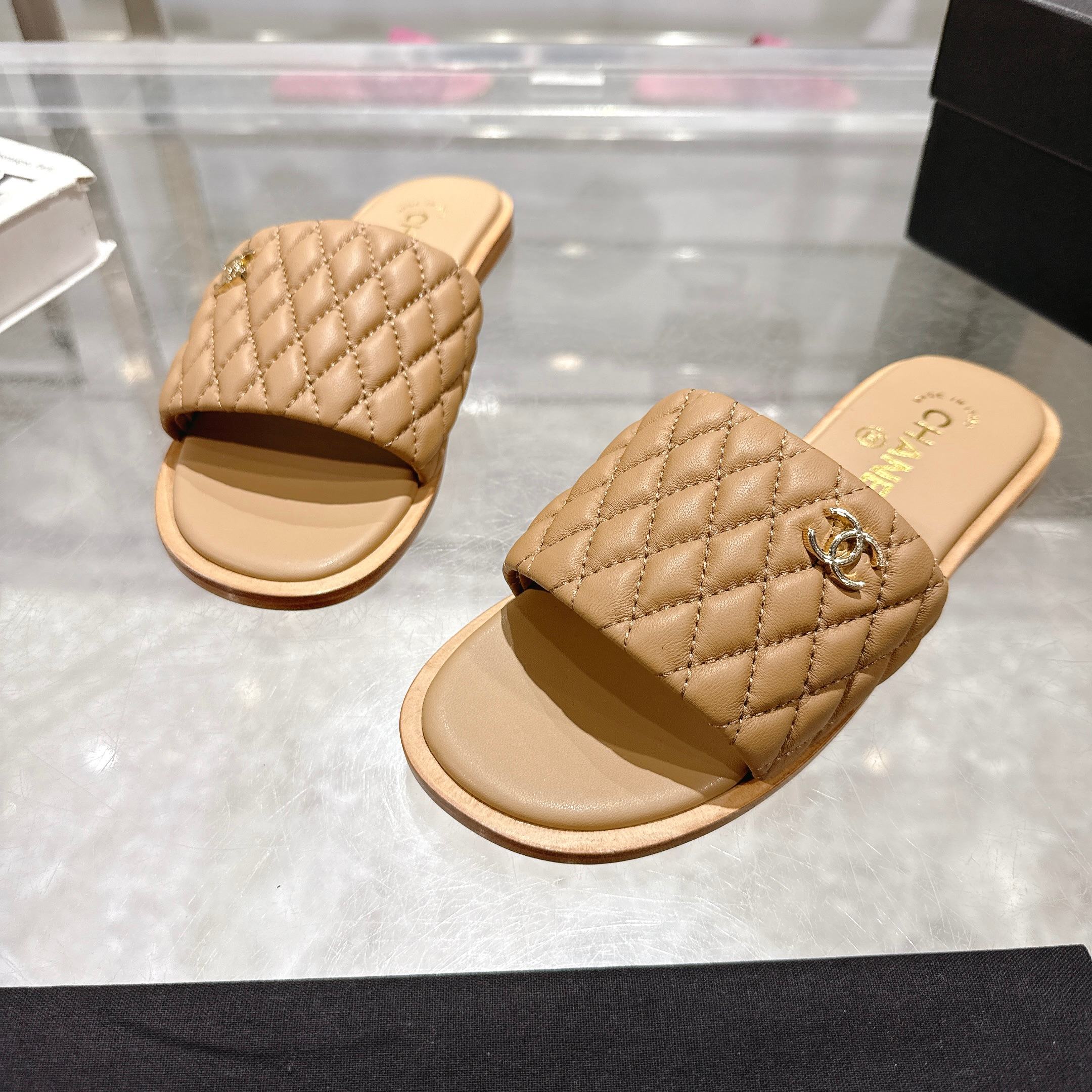 Chanel 2025SS Lambskin Quilted Sandals Slides - Luxurious Comfort 5 a1745127936757 7136