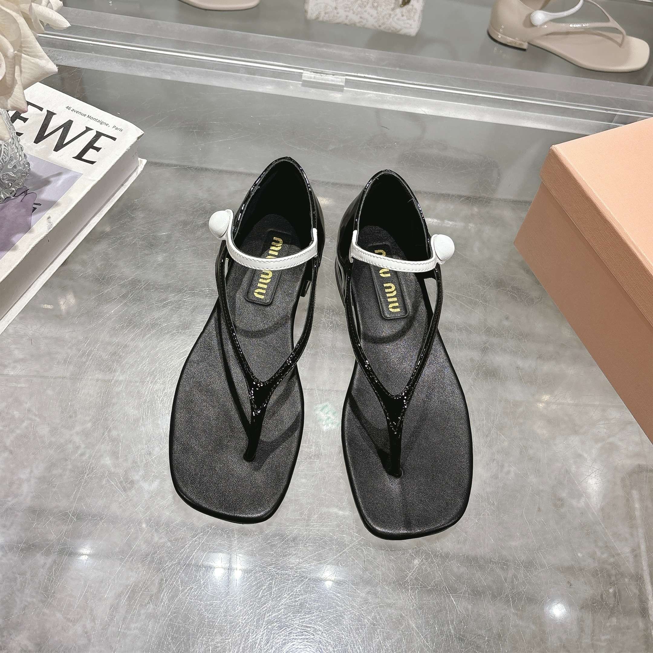 NO:262152,2025MiuMiu. New patent leather thick heel clip-toe Mary Jane sandals curved toe, rounded lines interpret the harmonious aesthetic!  High-end and big brand, rich girl feels like a rich girl~ Casual sandals and Mary Jane style are integrated, and new mixed-style patent leather shoes are made of. The slender shoelaces form a sharp contrast with the thick heel, and the hot-printed logo decorates the unique style. Leather outsole size 35-41 (customized for 41) Price, split-toe shoes, miumiu, sandals, mary jane, Leather soles198609092025MiuMiu .新款漆皮粗跟夹趾玛丽珍凉鞋 弧形鞋头,圆润线条演绎谐调美学！又高级又大牌,富家千金既视感~休闲凉鞋与玛丽珍风格融合,塑就新款混搭风漆皮鞋履.纤细鞋带与粗跟形成鲜明对比,热印徽标装点别致风格. 真皮大底 码数35-41（41定做） 价格,分趾鞋,miumiu,sandals,mary jane,Leather soles,Women's Shoes