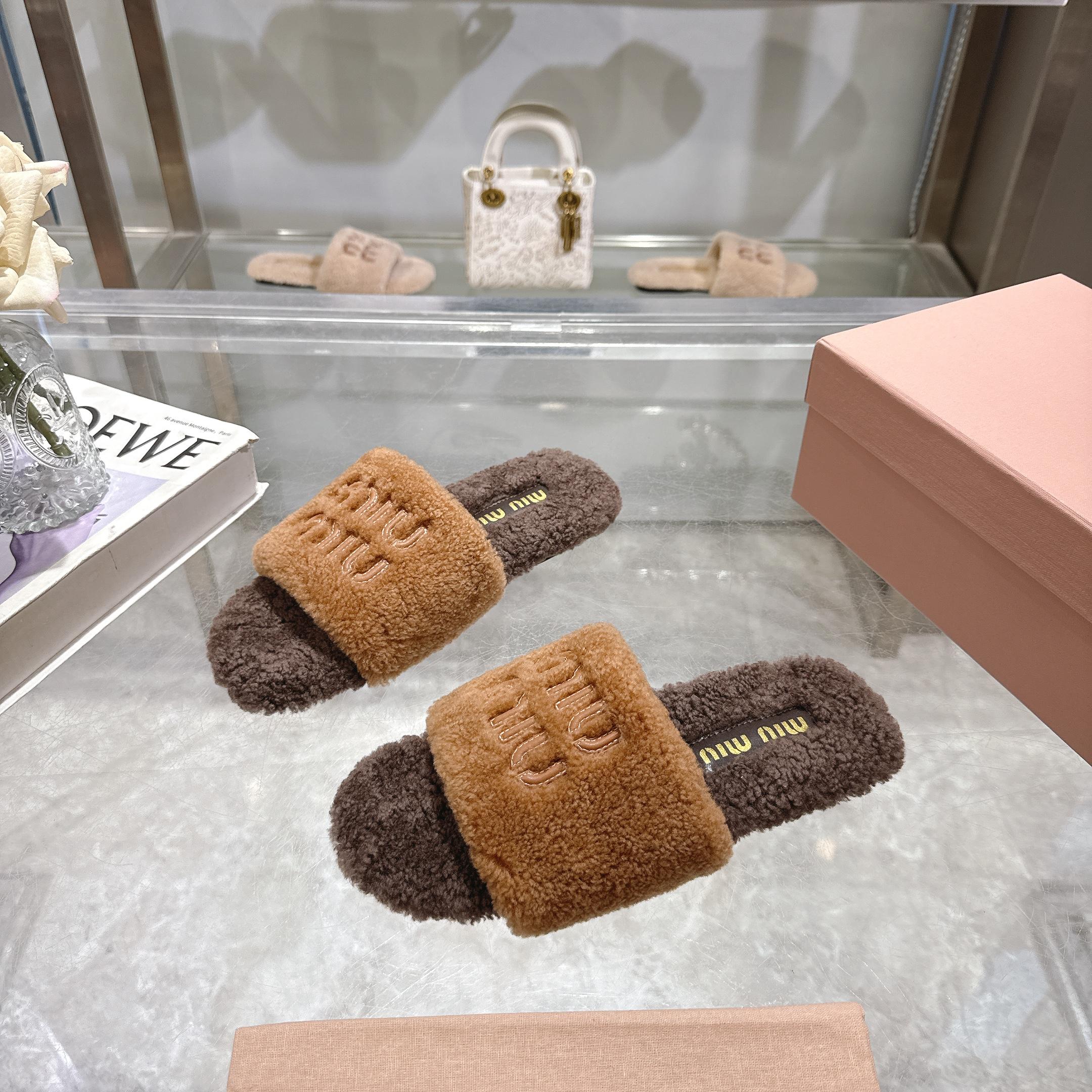 NO:463545,MIUMIU classic autumn and winter letter fur slippers There are too many beautiful shoes in this season. This wool drag really makes me unable to extricate myself. It's so cute~ The furry wool is made of imported A-grade wool from Europe. We are the same as the original. All of them use pure wool and there is no artificial wool at all!  For the bottom, we chose the same rubber material as the original, and the negative film is wear-resistant and non-slip!  !  Size 35-39 (customized by 40/41), fur shoes and slippers, miumiu, slippers19860909MIUMIU经典秋冬字母毛毛拖鞋 这季节美鞋太多这款毛拖 真的是让我无法自拔真太可爱了～ 毛茸茸的羊毛是选用欧洲进口A级羊毛 我们做到与原版一致满鞋 全部采用纯羊毛一点人造毛的成分都没有！ 大底我们选用的是与原版一样的橡胶材质 底片耐磨防滑！！ 码数35-39（40/41定做）,毛毛鞋拖鞋,miumiu,slippers,Women's Shoes