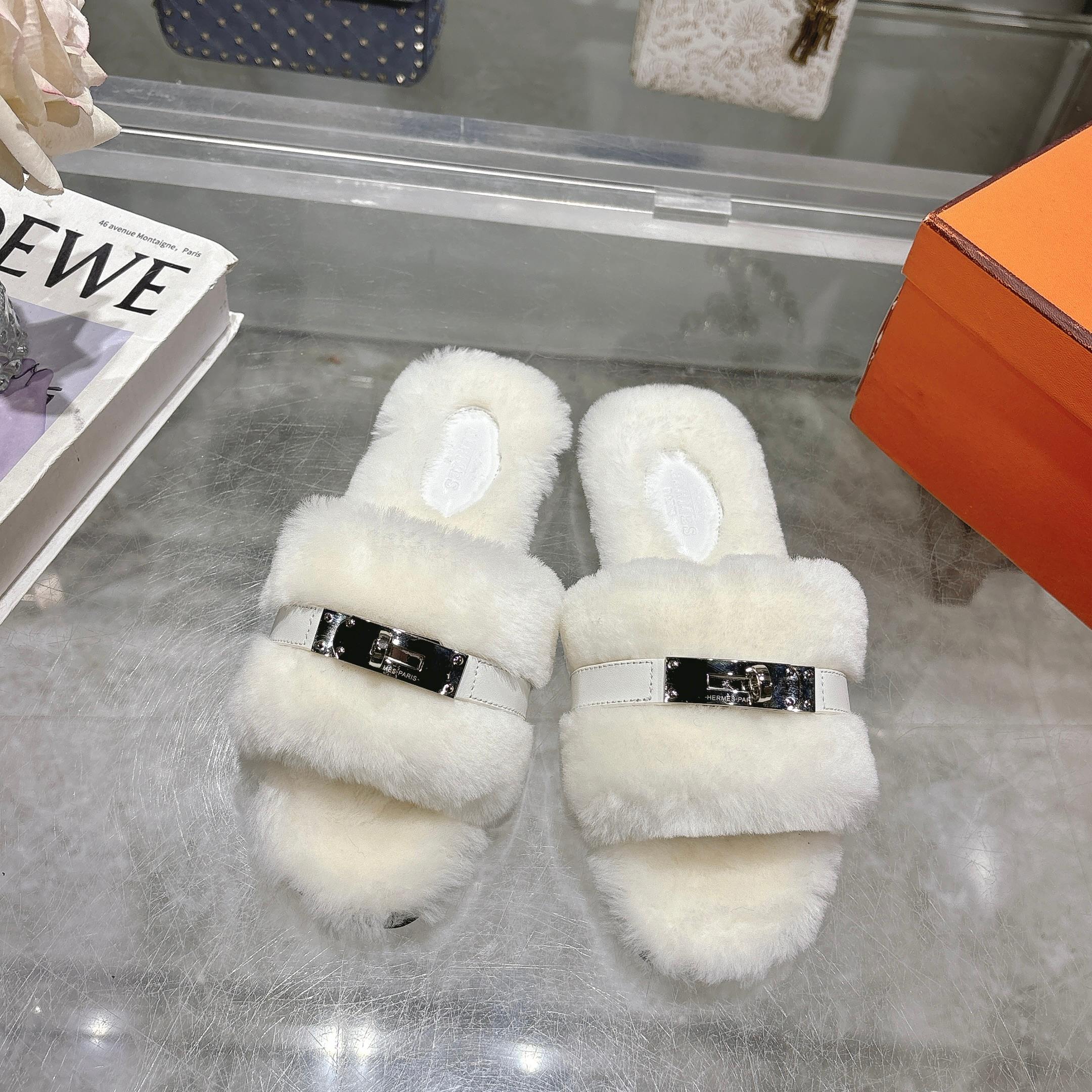 NO:621154,Purchasing agent level Hermes Hermès Erjiu Mao Mop is always in stock. 2025 new and new colors official website, Xiaohongshu synchronizes the latest color matching Hermès popular models are hot online, upgraded workmanship, high quality!  Fashionable and trendy small wool H-slippers, autumn and winter style flat-soled woolen slippers, can be customized without standard, non-refundable and non-exchangeable. The fabric is imported lamb roll real wool. The lining is imported lamb roll real wool. The outsole is genuine leather. The size is 35-43 yards. [Note 41, 42, 43 customized], hermes, hermes, Leather soles19860909代购级别hermes爱马仕二舅毛拖常年做货2025新款新色官网、小红书同步最新配色爱马仕爆款火热上线,做工升级版,高品质！ 时尚潮流小羊毛H拖秋冬款平底毛拖, 可定制无标不退不换 面料进口小羊卷真毛 里料进口小羊卷真毛 大底真皮大底 码数35-43码,【注41、42、43订做】,,hermes,hermes,Leather soles,Men's shoes