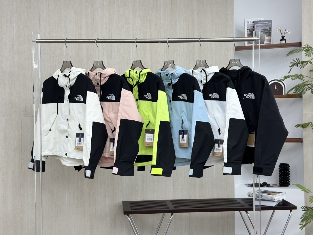 The North Face Reign On Jacket - Short Windbreaker, Waterproof & Stylish 2 i1755499407 1190 1
