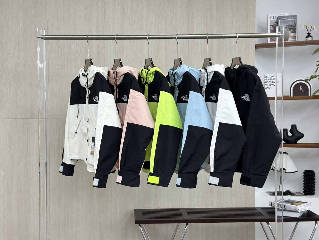 The North Face Reign On Jacket - Short Windbreaker, Waterproof & Stylish 3 i1755499407 2516 0