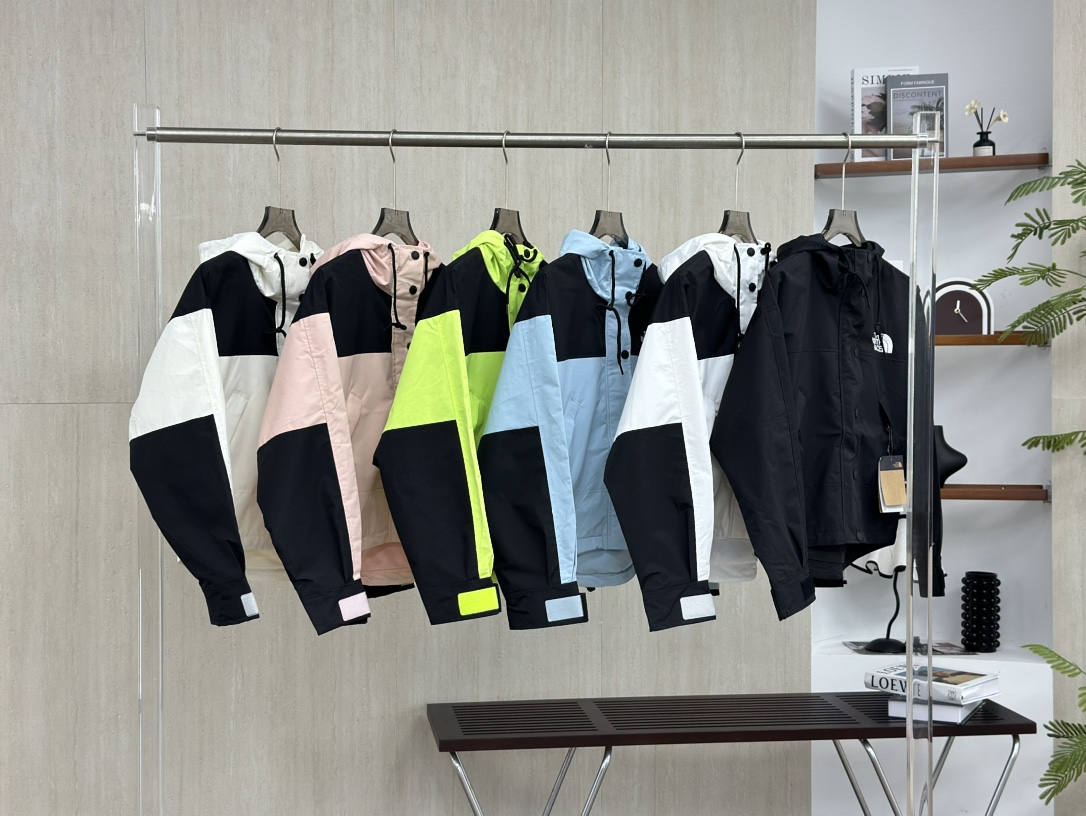 The North Face Reign On Jacket - Short Windbreaker, Waterproof & Stylish 4 i1755499407 4205 3