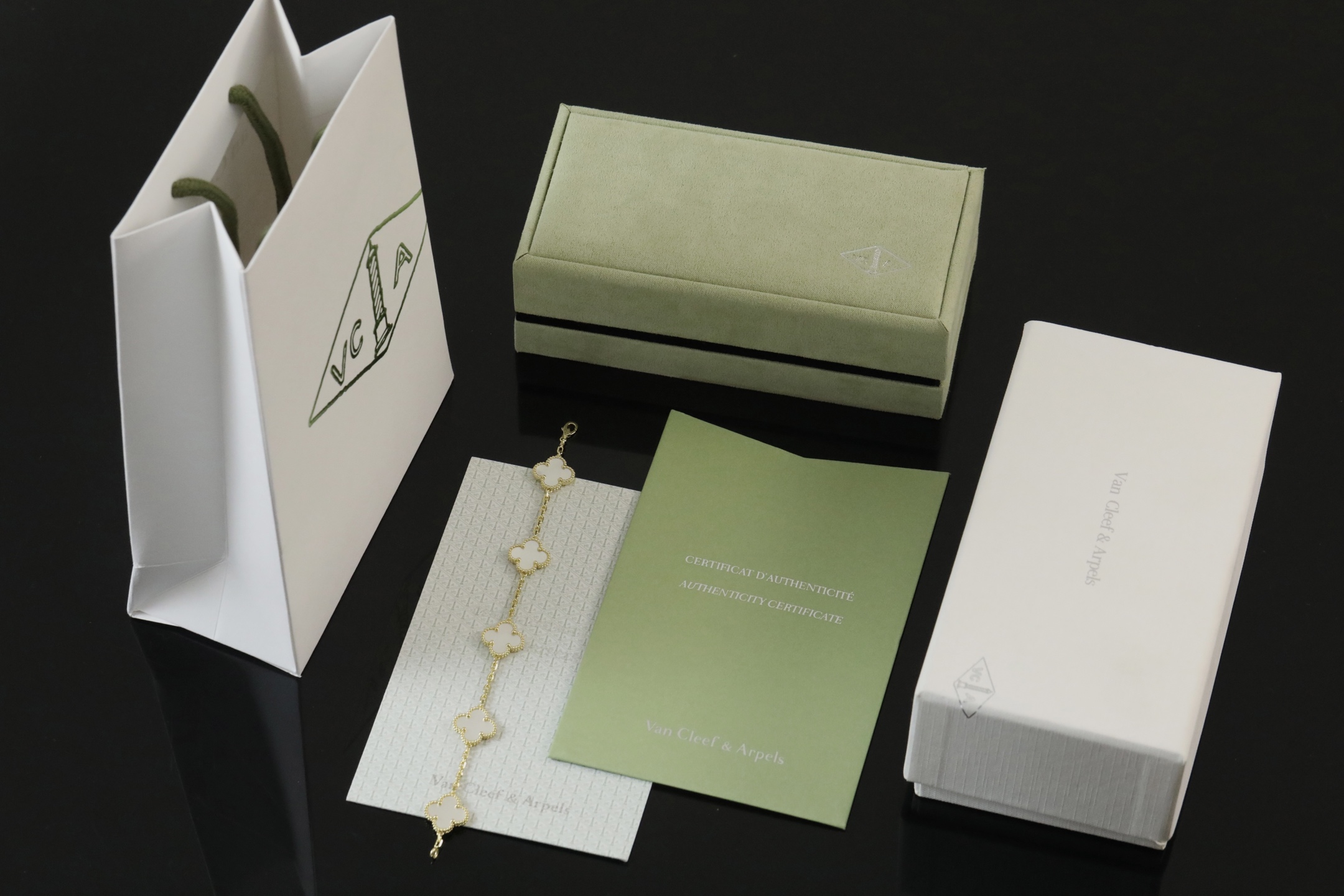 V金精工版四叶草手链工艺与材质解析