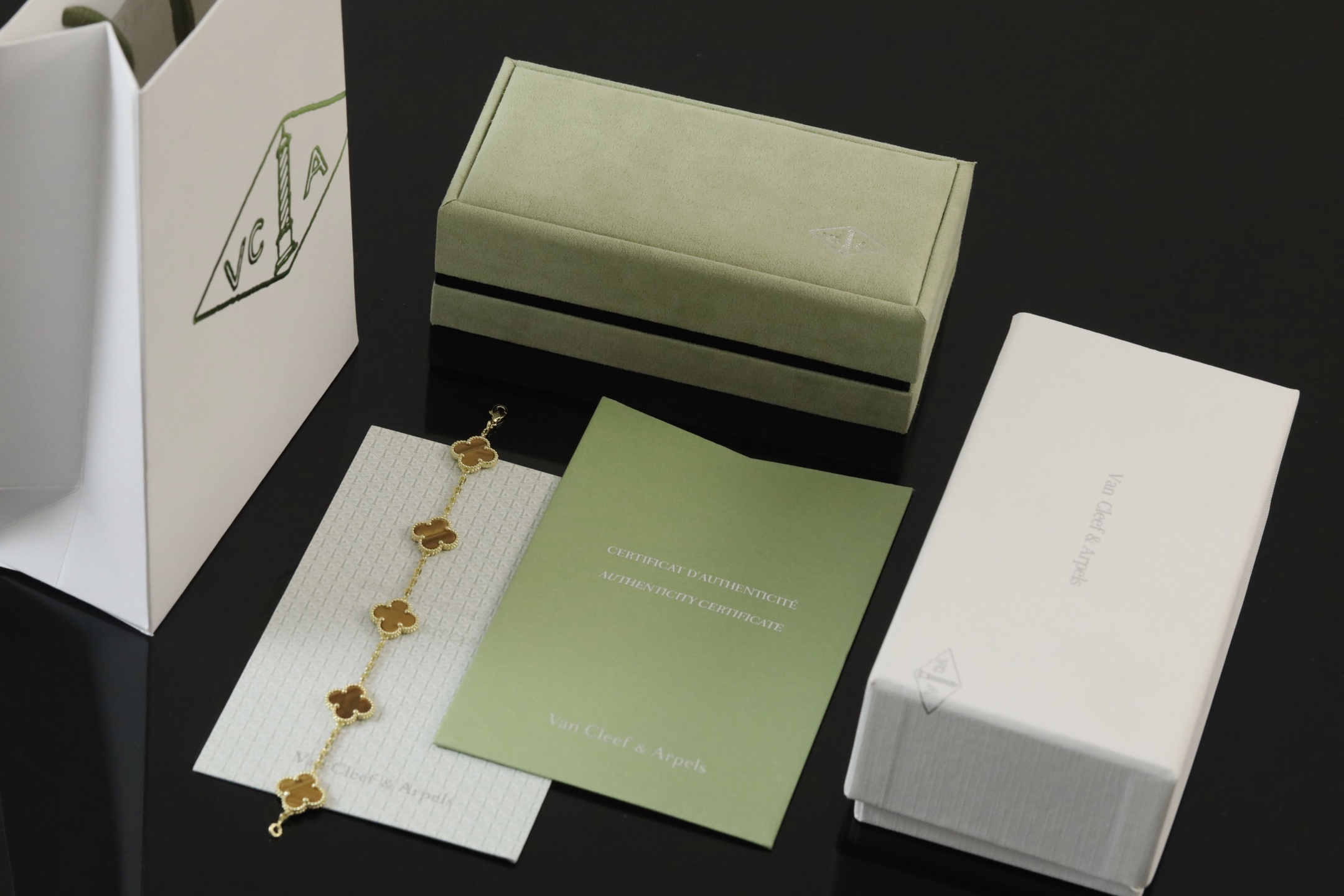 V金精工版与天然虎眼石手链的完美工艺