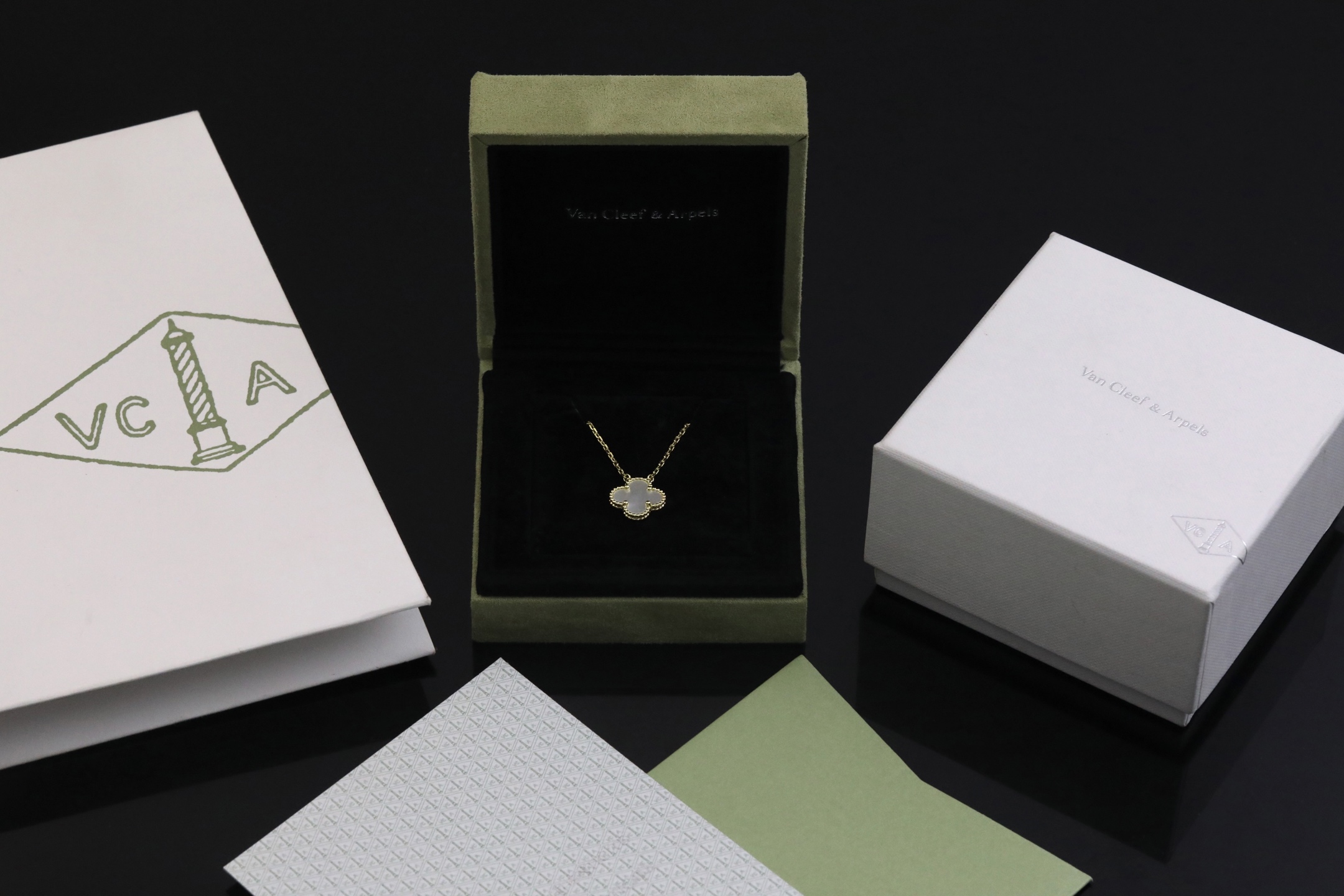 V金精工版与VCA金色白贝项链的工艺与材质解析