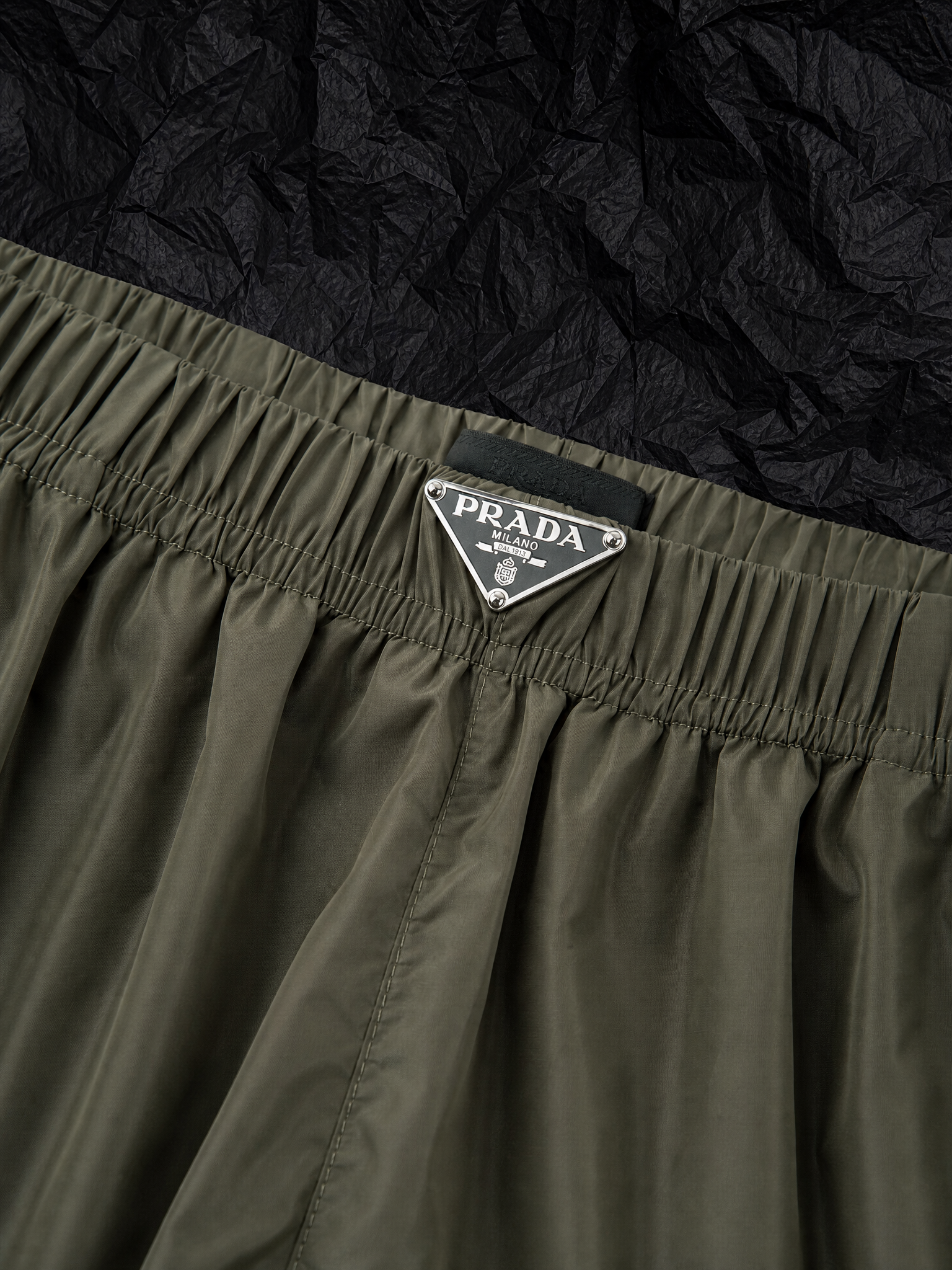 Prada PRA Re-Nylon 钢标沙滩短裤