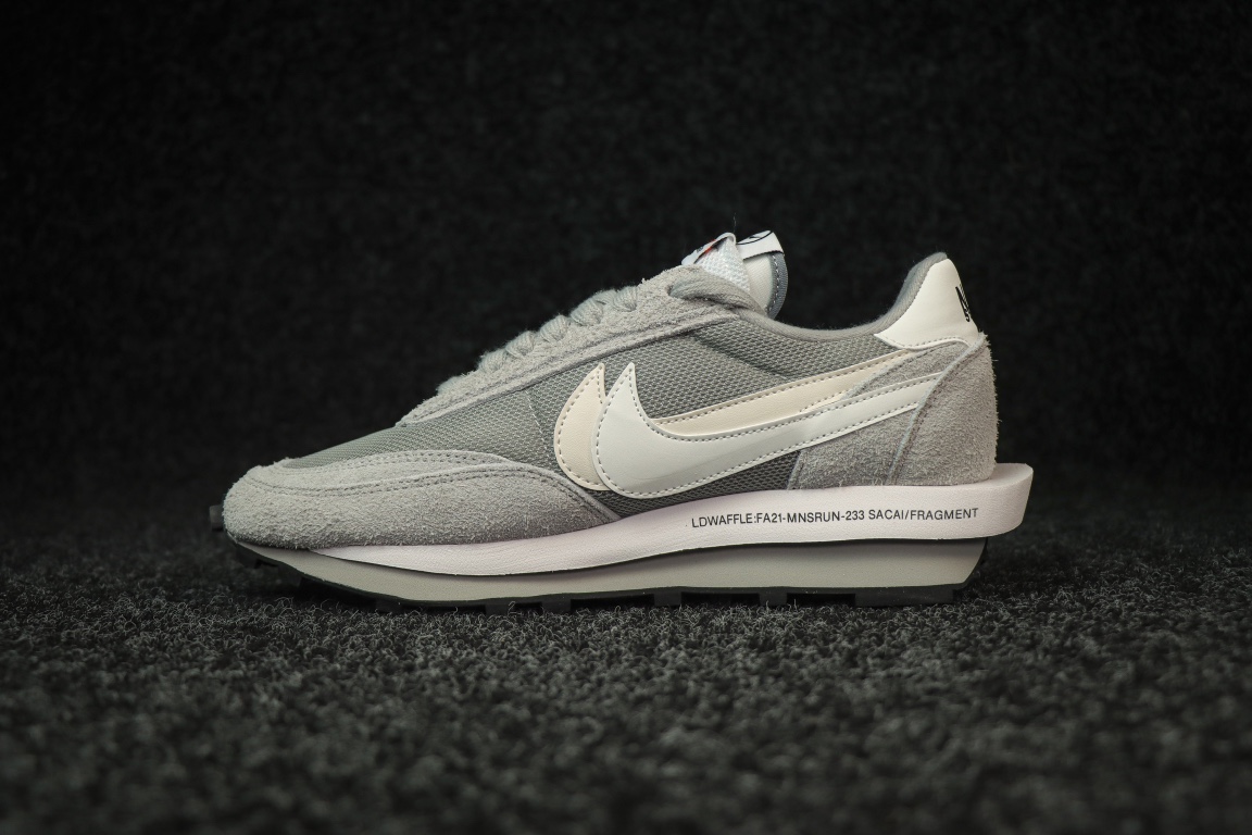 
sacai 藤原浩 三方联名 
Fragment X sacai X nike LDwaffle 三方