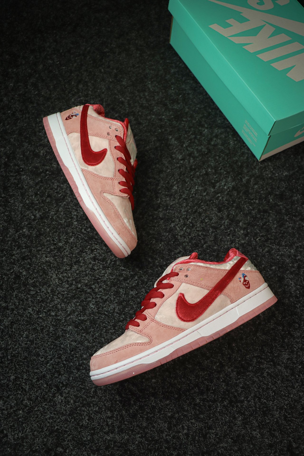 
全码补齐 纯原 StrangeLove x NK SB Dunk Low 联名情人节限定白粉 

圈内