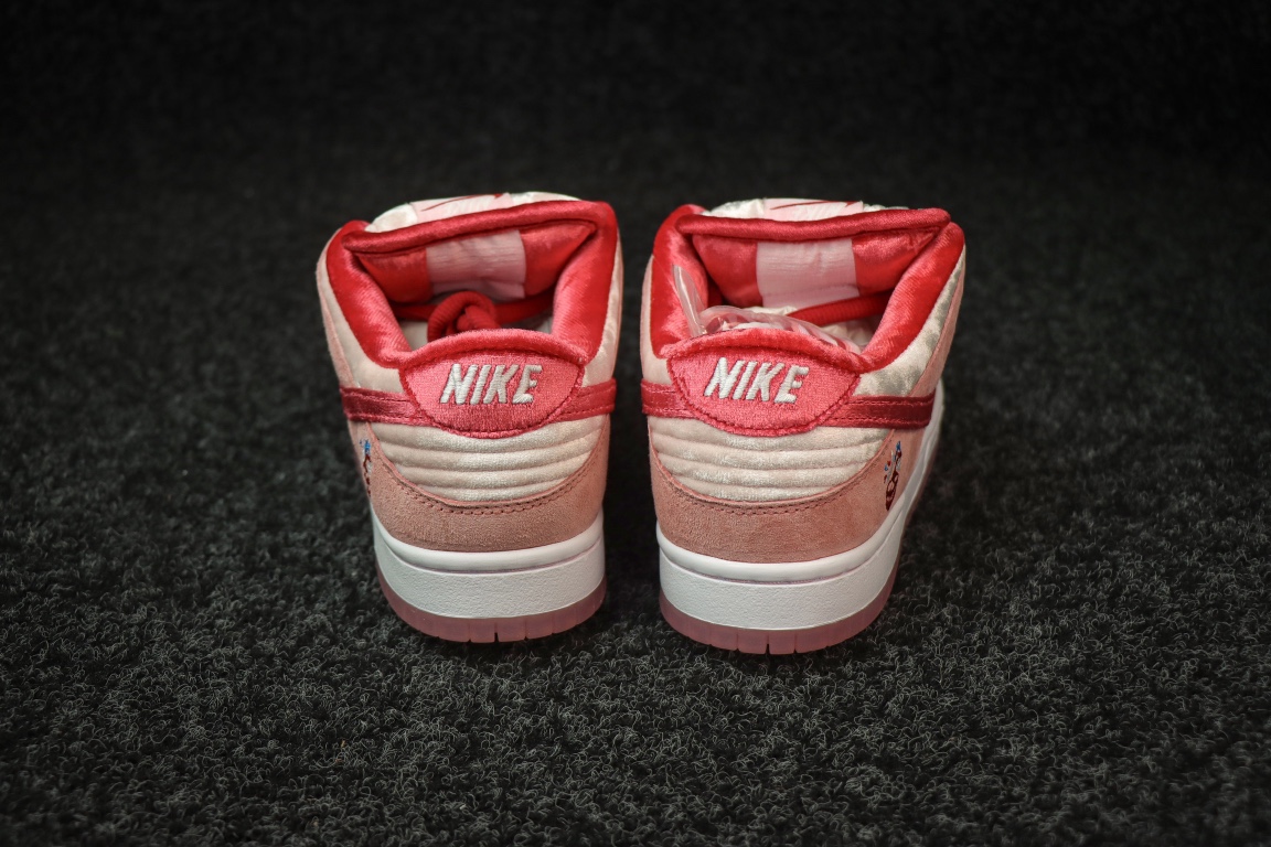 
全码补齐 纯原 StrangeLove x NK SB Dunk Low 联名情人节限定白粉 

圈内