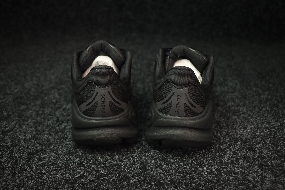 
HOKA ONE ONE Bondi 9 邦迪九代跑步鞋
黑色 
货号：/BBLC   
尺码：36-