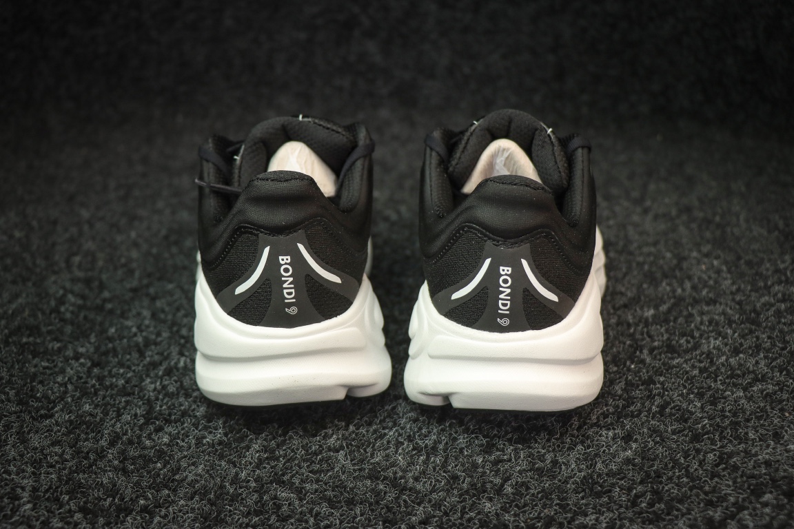 
HOKA ONE ONE Bondi 9 邦迪九代跑步鞋
黑白
货号：/BBLC
尺码：36-45