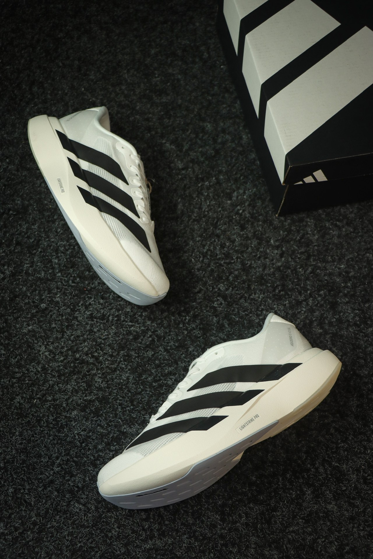 
AD Adizero Eva SL 阿迪达斯马拉松竞速跑鞋 白黑
货号：JH6206
尺码：36 36