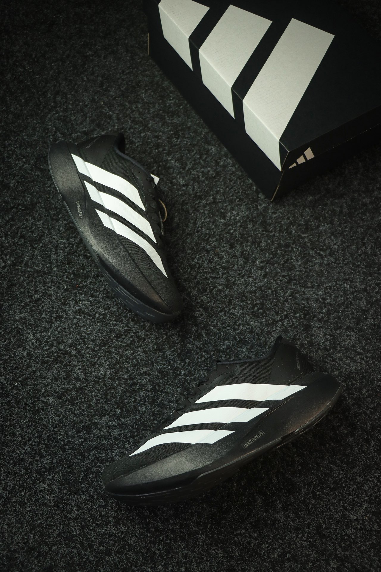 
AD Adizero Eva SL 阿迪达斯马拉松竞速跑鞋 黑白
货号：J
尺码：36 36⅔ 37⅓