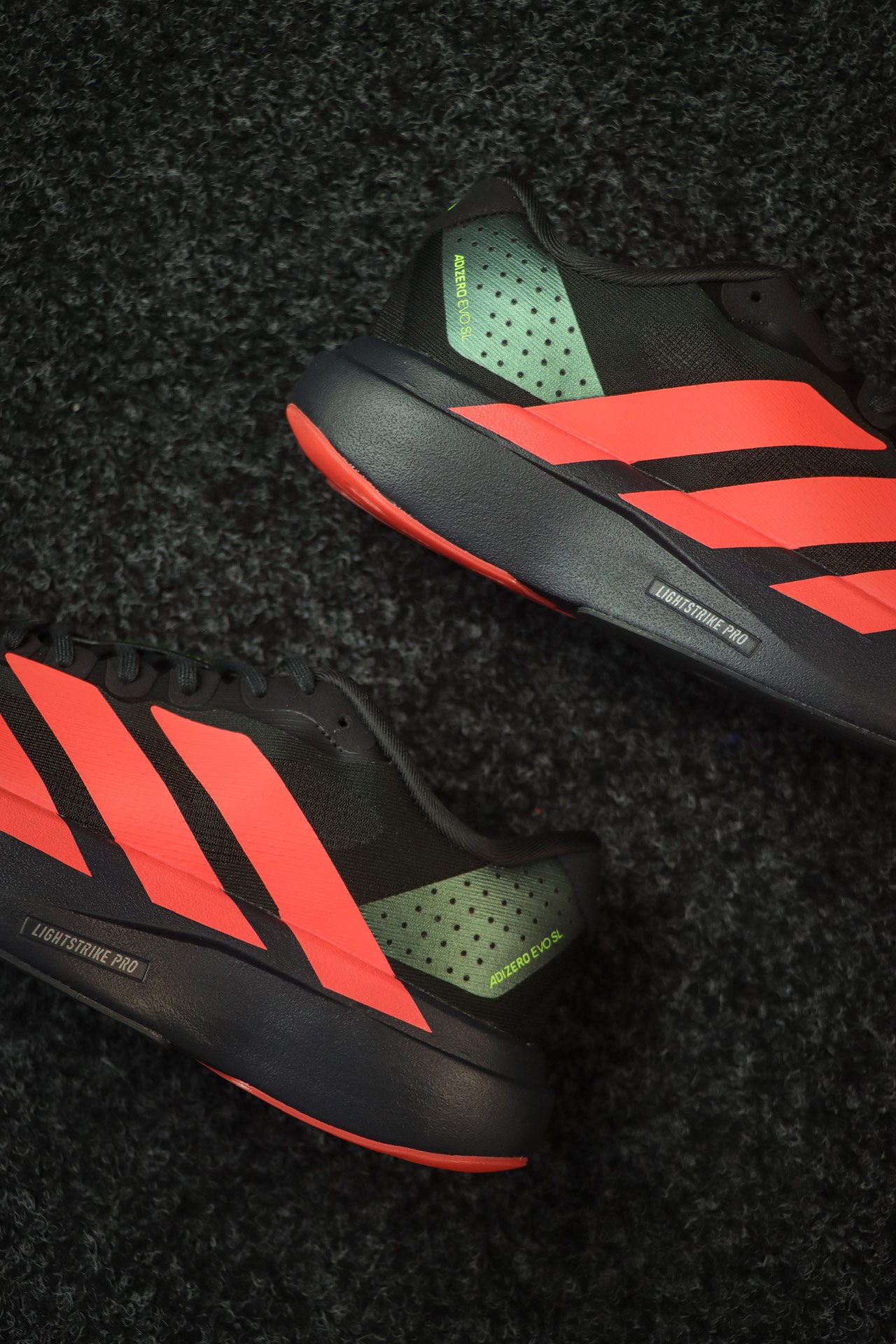 
AD Adizero Eva SL 阿迪达斯马拉松竞速跑鞋 黑红
货号：JR3414
尺码：36 36